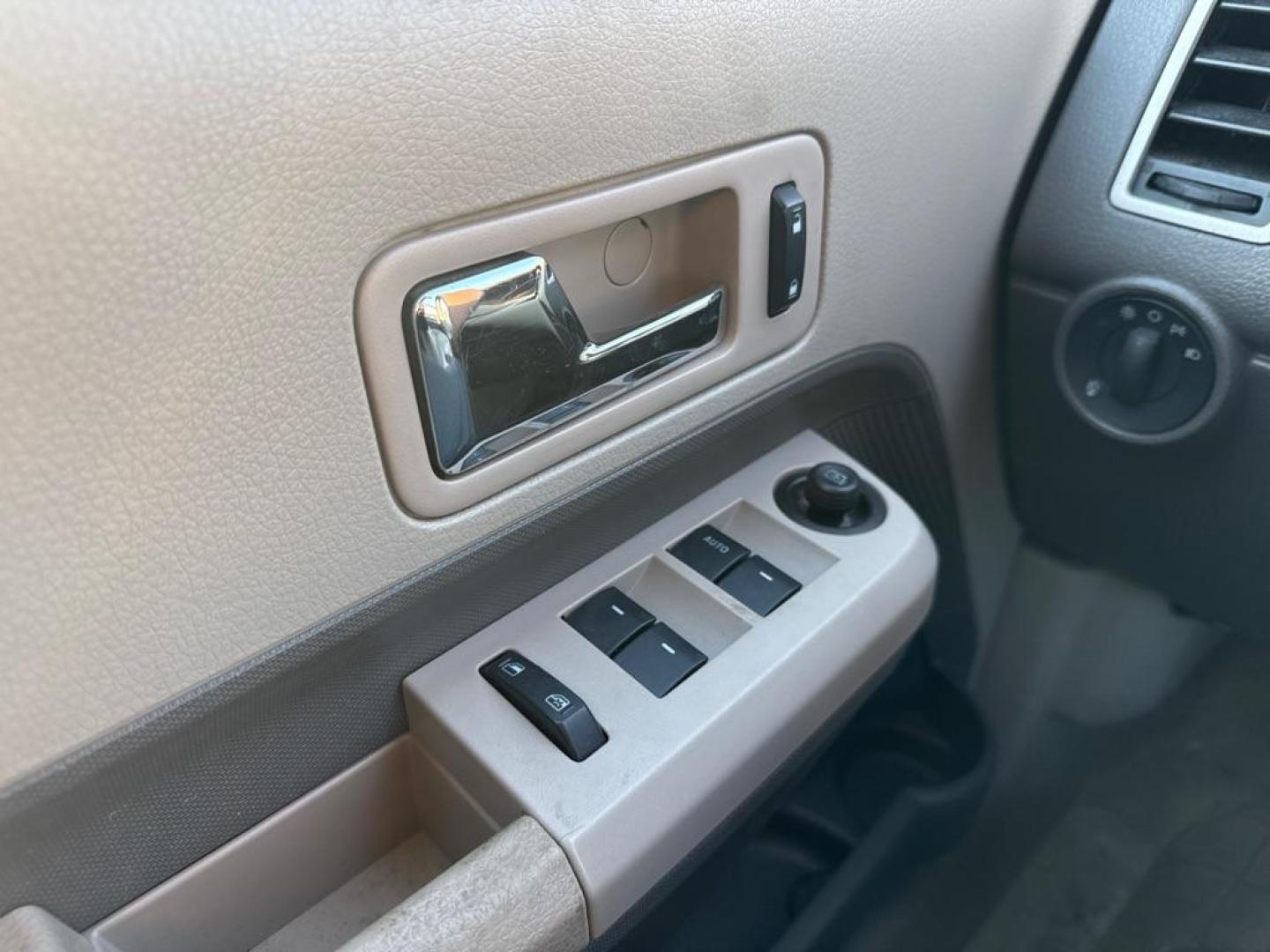 2007 GRAY FORD EDGE SEL (2FMDK48C47B) with an 3.5L engine, Automatic transmission, located at 1708 Broadway, Rockford, IL, 61104, (815) 397-5010, 42.252522, -89.069359 - Photo#7