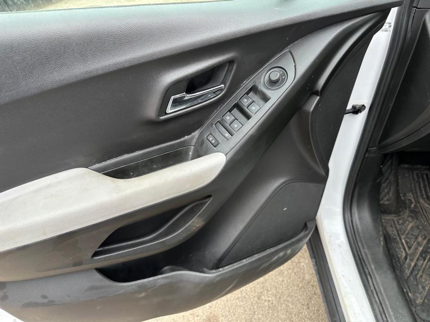 2018 WHITE CHEVROLET TRAX LS (3GNCJNSB1JL) with an 1.4L engine, Automatic transmission, located at 1708 Broadway, Rockford, IL, 61104, (815) 397-5010, 42.252522, -89.069359 - Photo#7