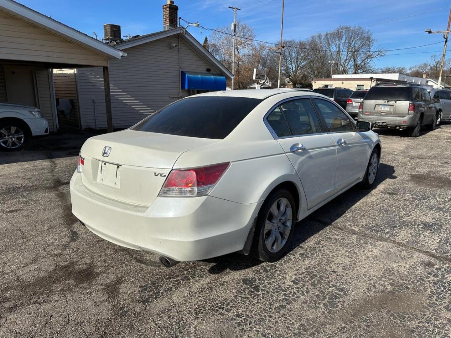 2010 WHITE HONDA ACCORD EXL (5KBCP3F89AB) with an 3.5L engine, Automatic transmission, located at 1708 Broadway, Rockford, IL, 61104, (815) 397-5010, 42.252522, -89.069359 - Photo#2