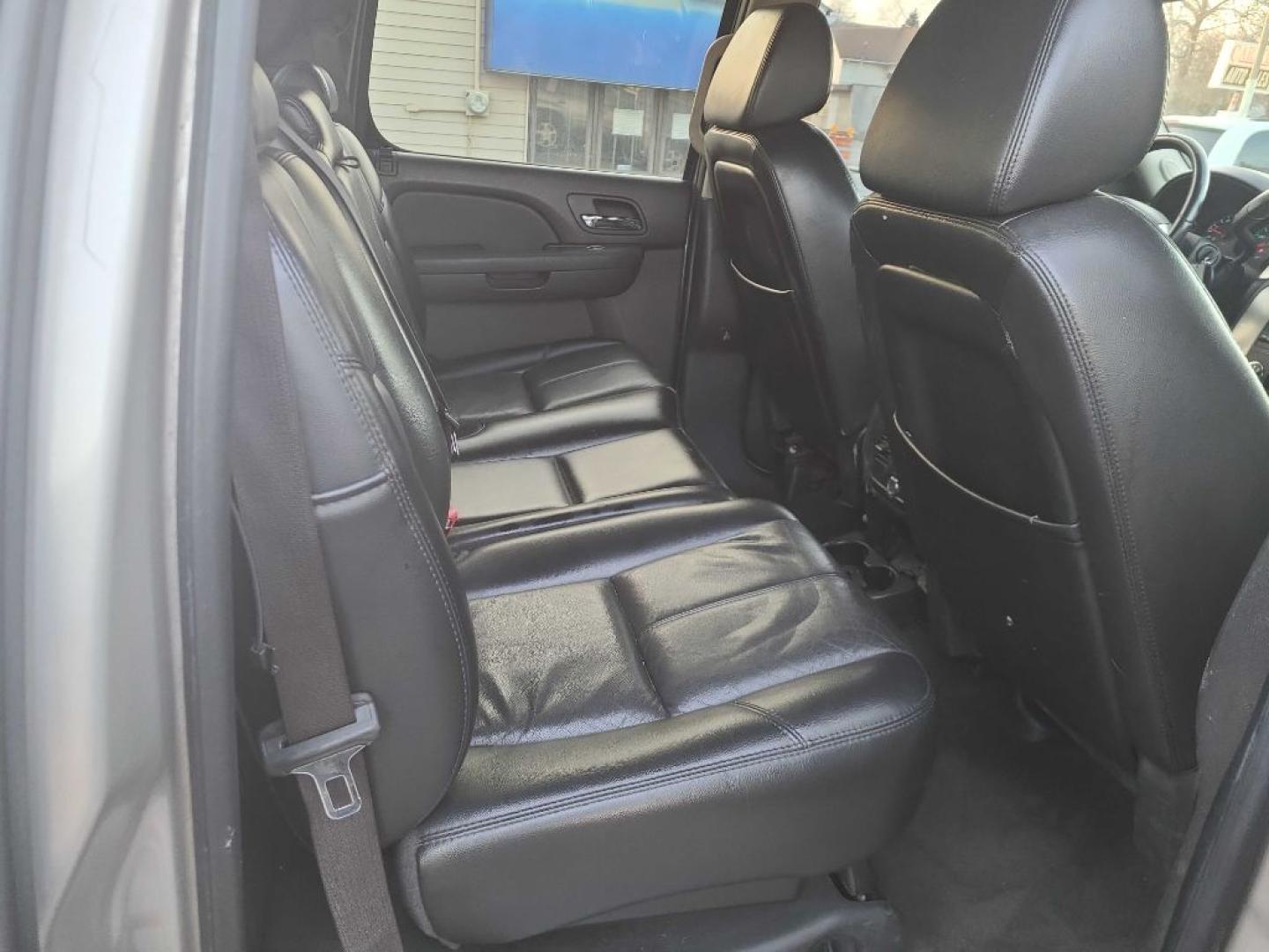 2007 GRAY CHEVROLET AVALANCHE 1500 (3GNFK12337G) with an 5.3L engine, Automatic transmission, located at 1708 Broadway, Rockford, IL, 61104, (815) 397-5010, 42.252522, -89.069359- Photo#0