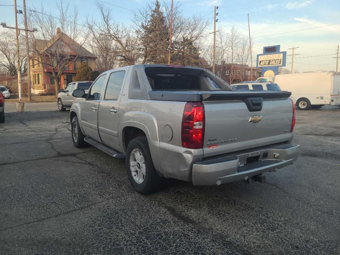 2007 GRAY CHEVROLET AVALANCHE 1500 (3GNFK12337G) with an 5.3L engine, Automatic transmission, located at 1708 Broadway, Rockford, IL, 61104, (815) 397-5010, 42.252522, -89.069359- Photo#1