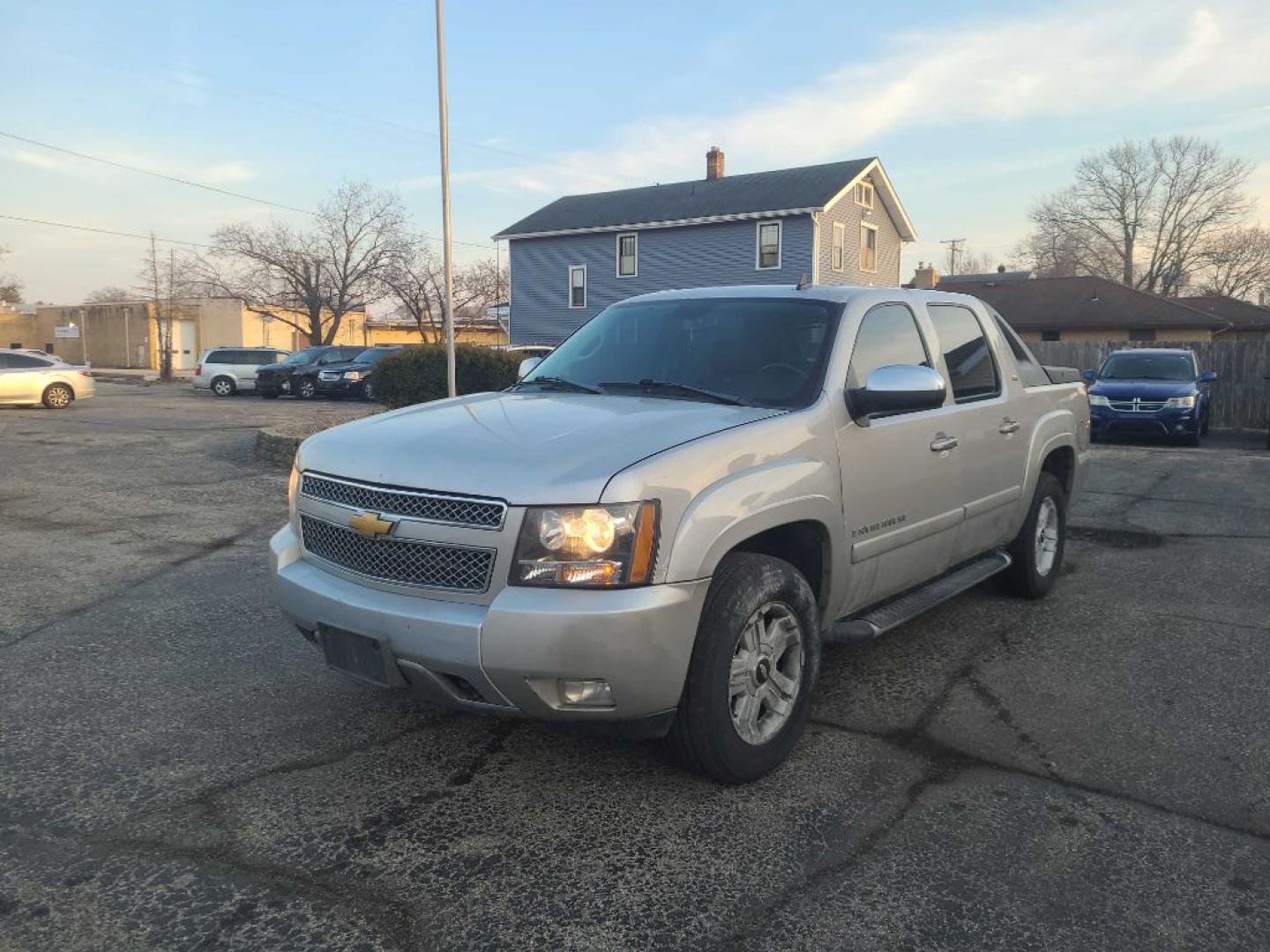 2007 GRAY CHEVROLET AVALANCHE 1500 (3GNFK12337G) with an 5.3L engine, Automatic transmission, located at 1708 Broadway, Rockford, IL, 61104, (815) 397-5010, 42.252522, -89.069359- Photo#3
