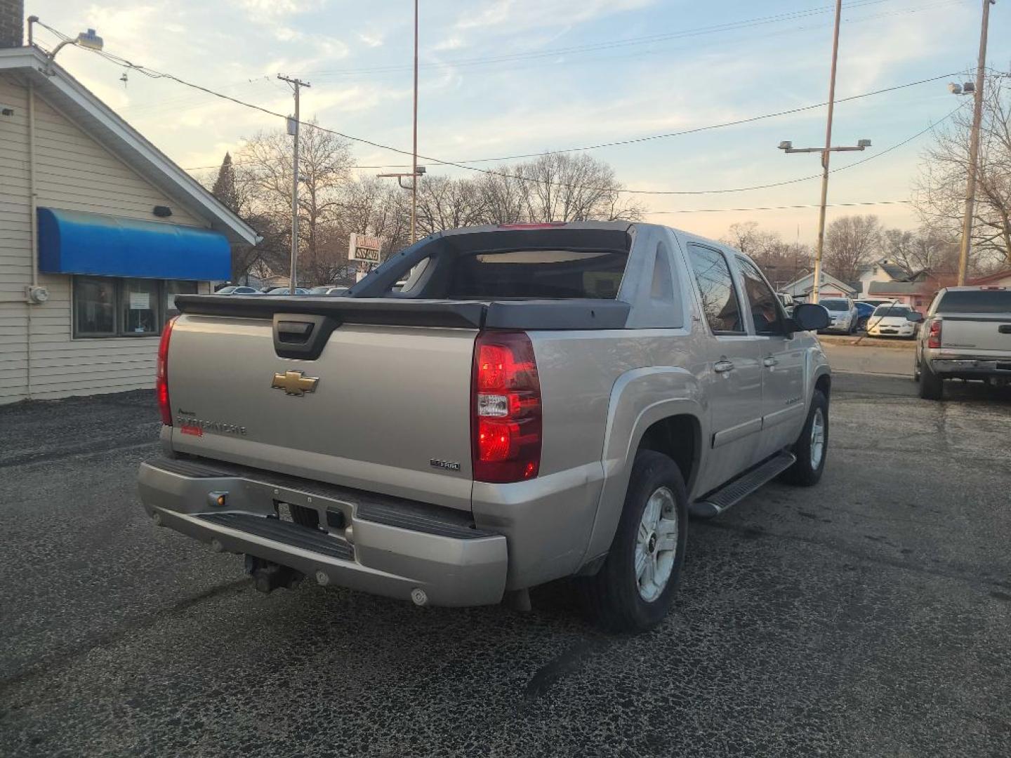 2007 GRAY CHEVROLET AVALANCHE 1500 (3GNFK12337G) with an 5.3L engine, Automatic transmission, located at 1708 Broadway, Rockford, IL, 61104, (815) 397-5010, 42.252522, -89.069359- Photo#4
