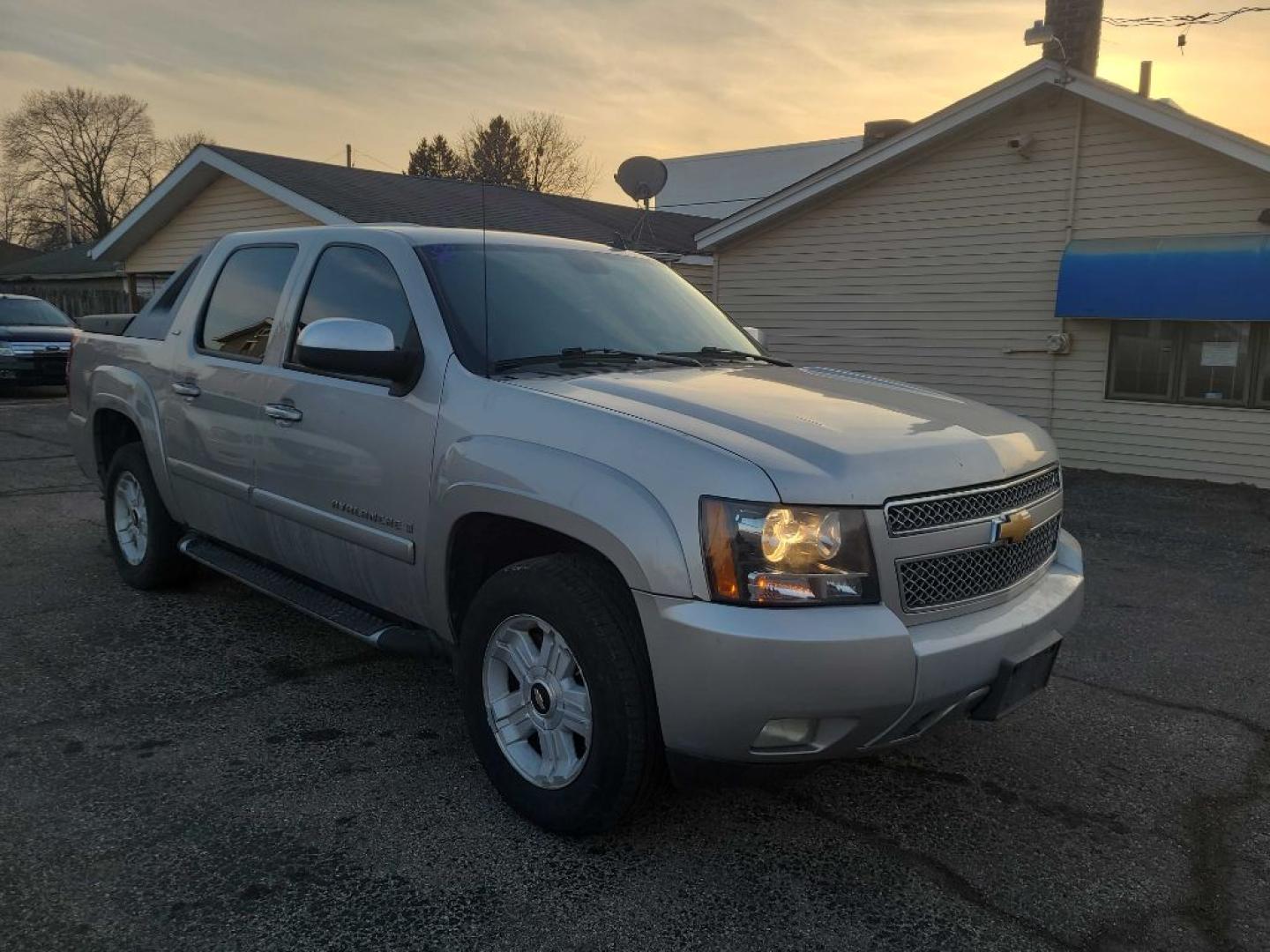 2007 GRAY CHEVROLET AVALANCHE 1500 (3GNFK12337G) with an 5.3L engine, Automatic transmission, located at 1708 Broadway, Rockford, IL, 61104, (815) 397-5010, 42.252522, -89.069359- Photo#8