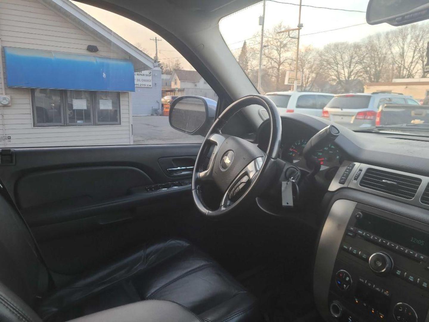 2007 GRAY CHEVROLET AVALANCHE 1500 (3GNFK12337G) with an 5.3L engine, Automatic transmission, located at 1708 Broadway, Rockford, IL, 61104, (815) 397-5010, 42.252522, -89.069359 - Photo#7