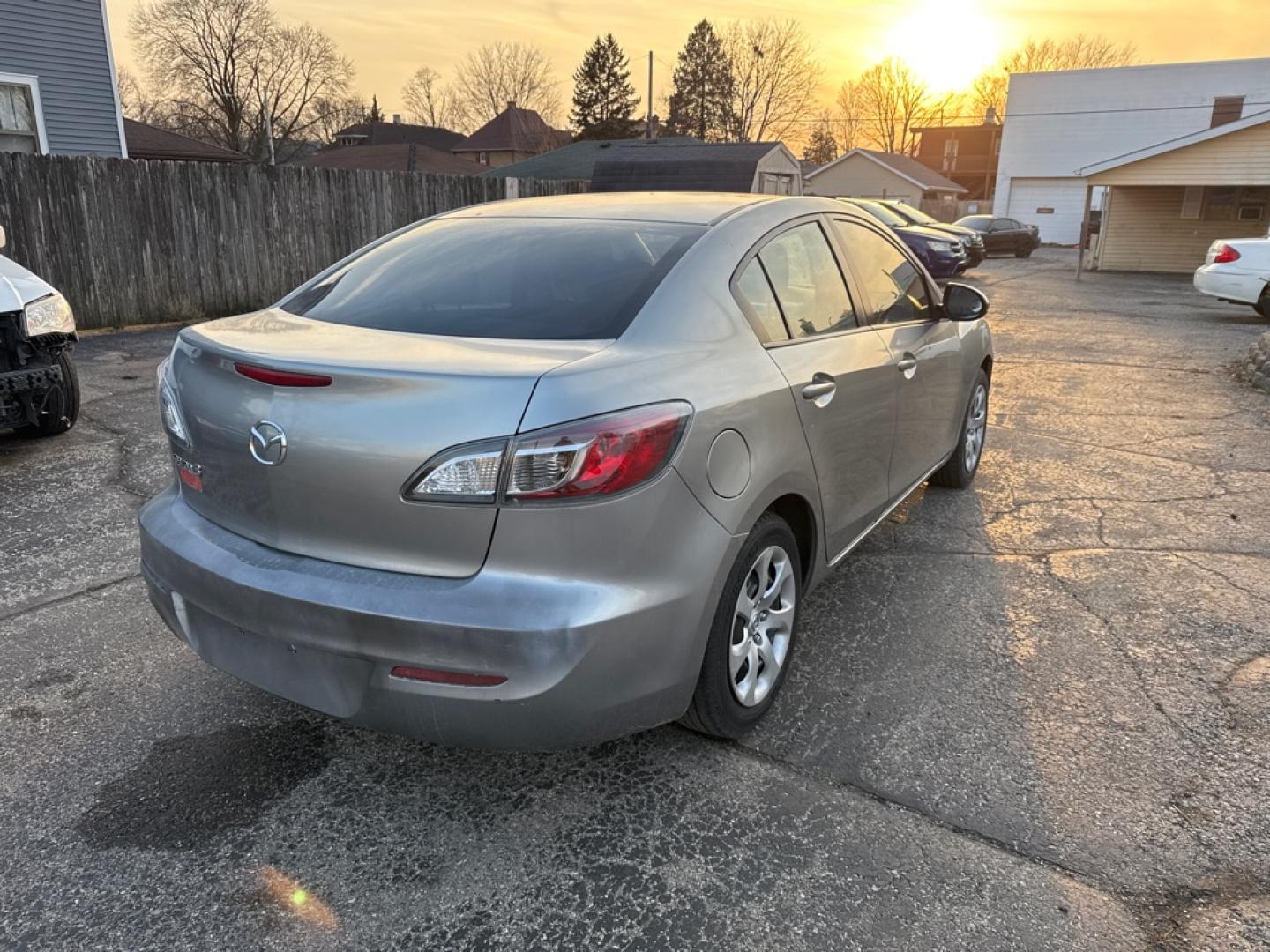 2012 SILVER MAZDA 3 I (JM1BL1UF1C1) with an 2.0L engine, Automatic transmission, located at 1708 Broadway, Rockford, IL, 61104, (815) 397-5010, 42.252522, -89.069359- Photo#2