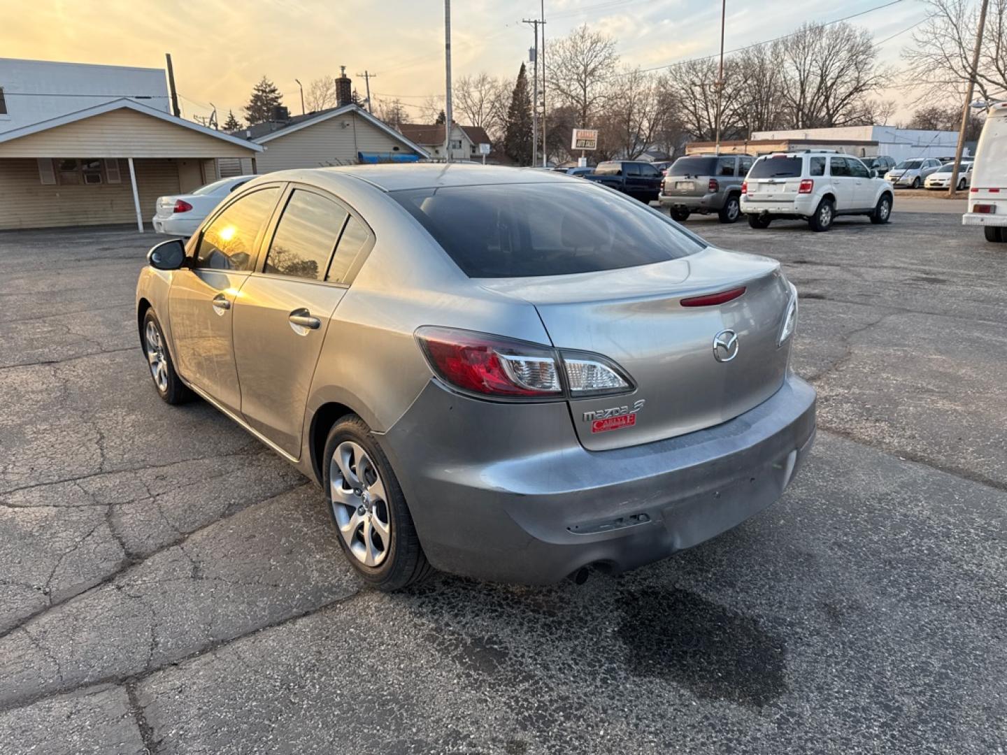 2012 SILVER MAZDA 3 I (JM1BL1UF1C1) with an 2.0L engine, Automatic transmission, located at 1708 Broadway, Rockford, IL, 61104, (815) 397-5010, 42.252522, -89.069359- Photo#3