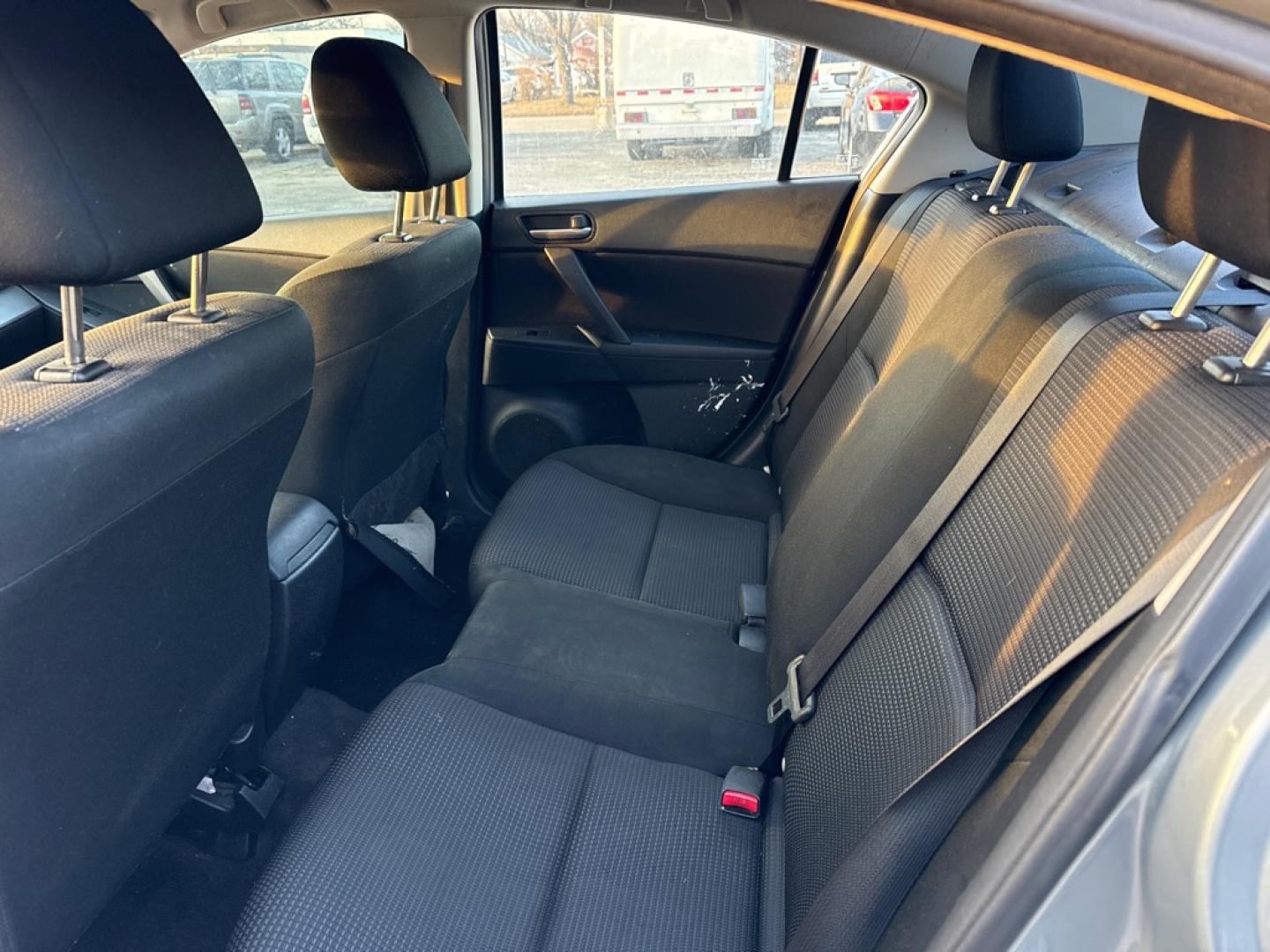 2012 SILVER MAZDA 3 I (JM1BL1UF1C1) with an 2.0L engine, Automatic transmission, located at 1708 Broadway, Rockford, IL, 61104, (815) 397-5010, 42.252522, -89.069359- Photo#4