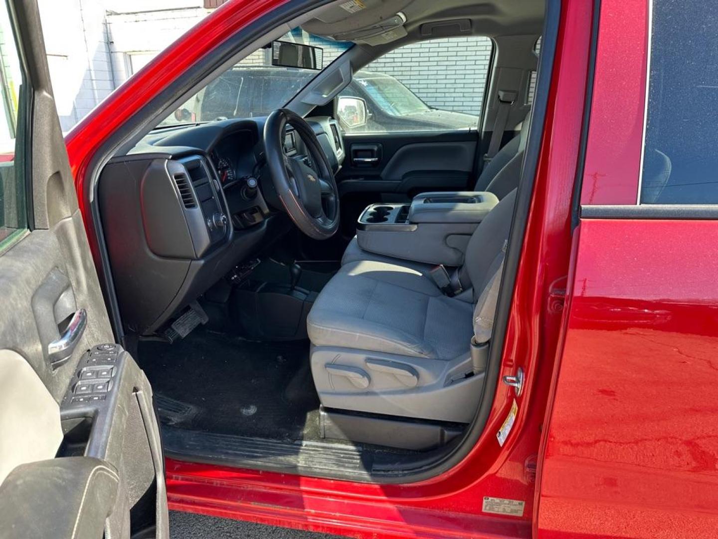 2014 RED CHEVROLET SILVERADO 1500 (1GCVKPEH9EZ) with an 4.3L engine, Automatic transmission, located at 1708 Broadway, Rockford, IL, 61104, (815) 397-5010, 42.252522, -89.069359 - Photo#7