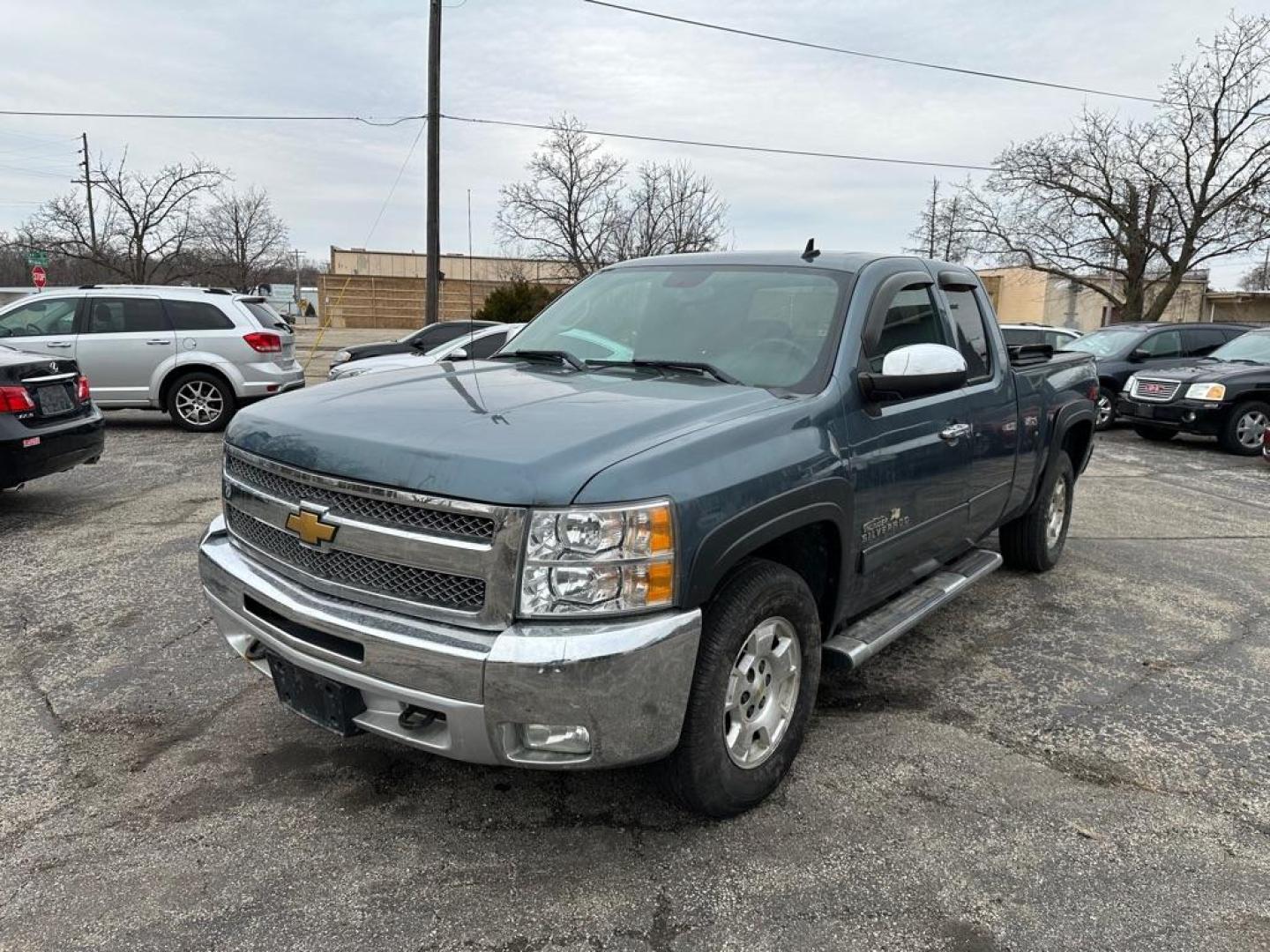 2013 GRAY CHEVROLET SILVERADO 1500 LT (1GCRKSE72DZ) with an 5.3L engine, Automatic transmission, located at 1708 Broadway, Rockford, IL, 61104, (815) 397-5010, 42.252522, -89.069359 - Photo#0