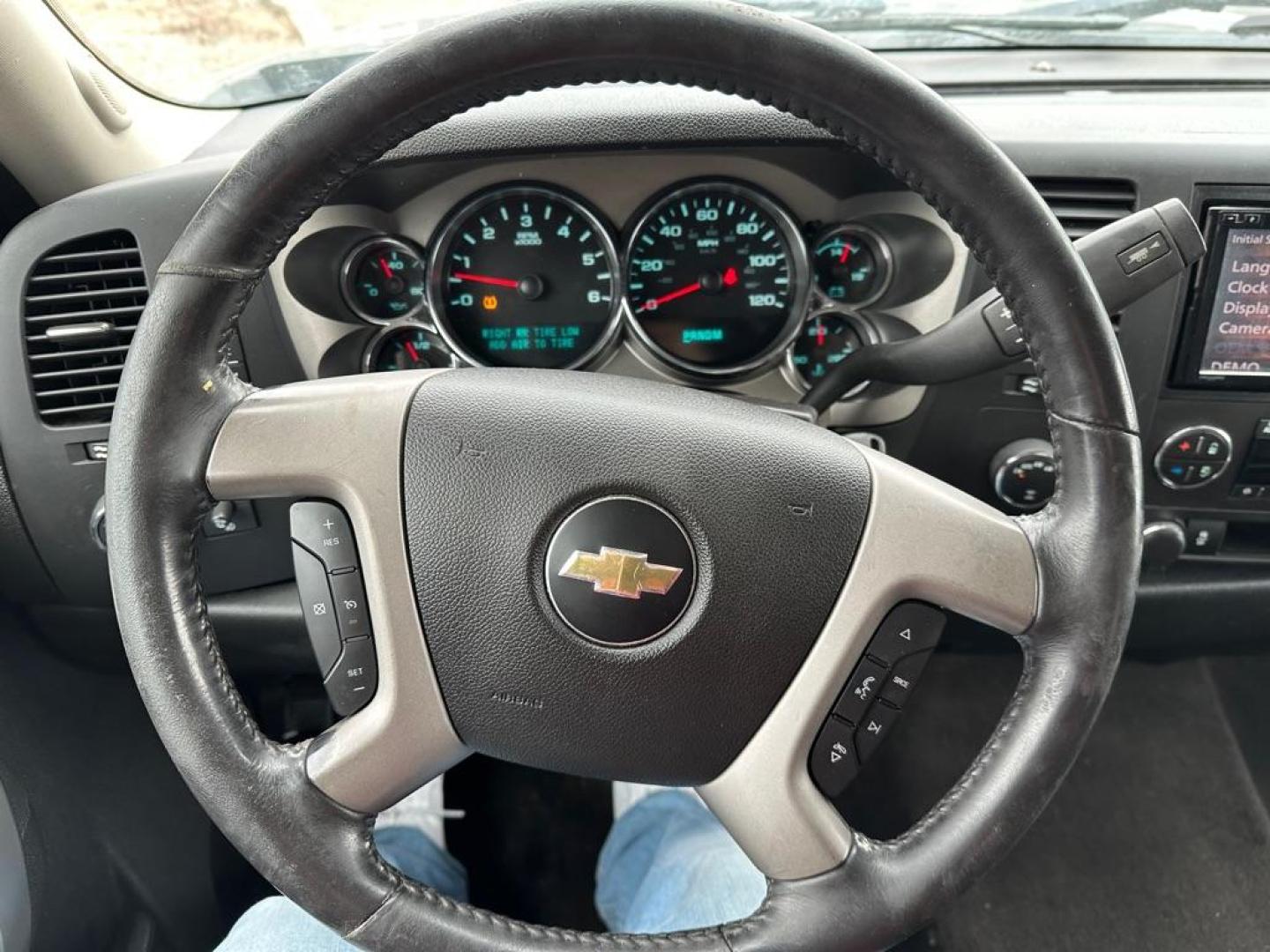 2013 GRAY CHEVROLET SILVERADO 1500 LT (1GCRKSE72DZ) with an 5.3L engine, Automatic transmission, located at 1708 Broadway, Rockford, IL, 61104, (815) 397-5010, 42.252522, -89.069359 - Photo#9