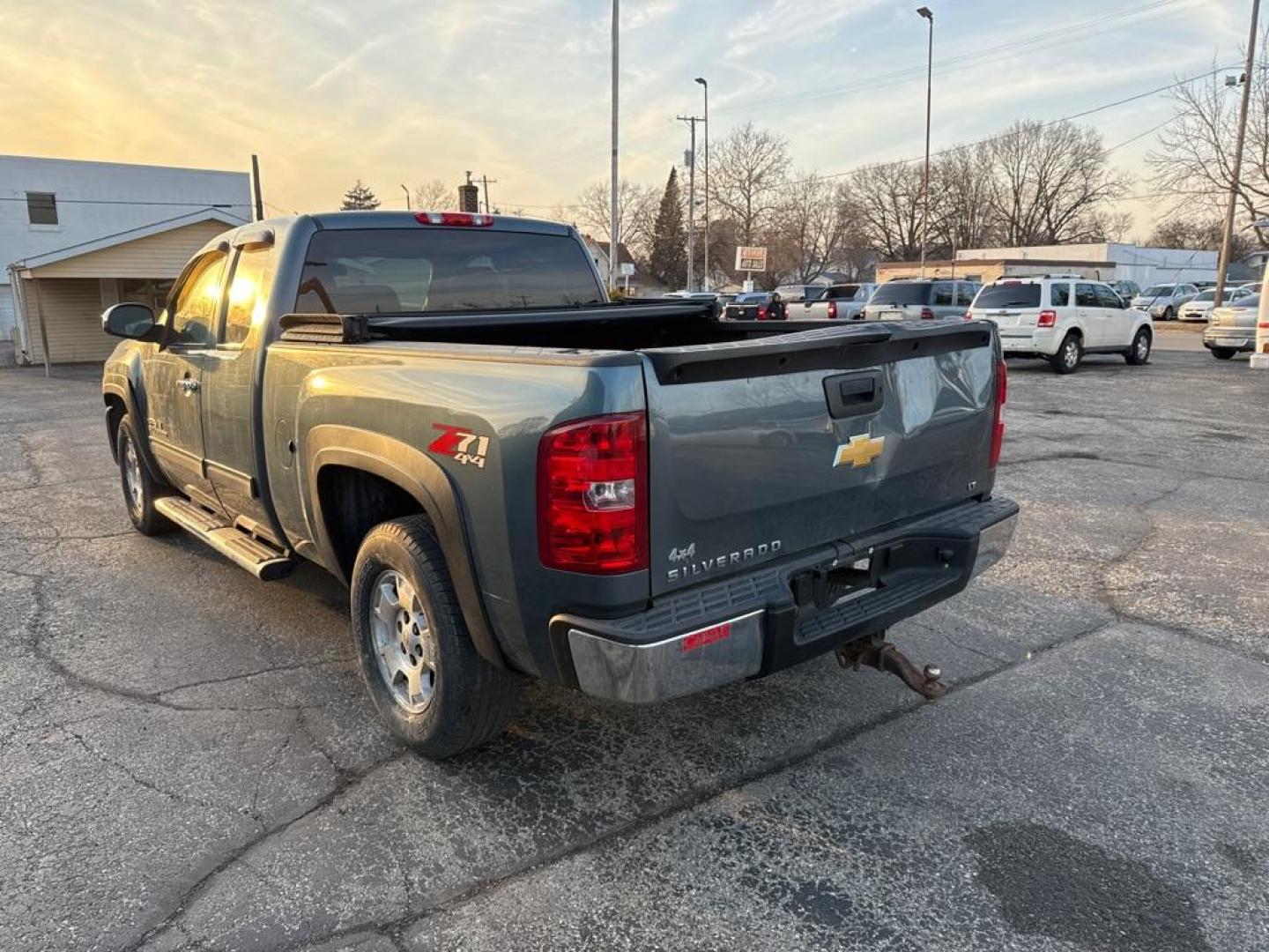 2013 GRAY CHEVROLET SILVERADO 1500 LT (1GCRKSE72DZ) with an 5.3L engine, Automatic transmission, located at 1708 Broadway, Rockford, IL, 61104, (815) 397-5010, 42.252522, -89.069359 - Photo#16