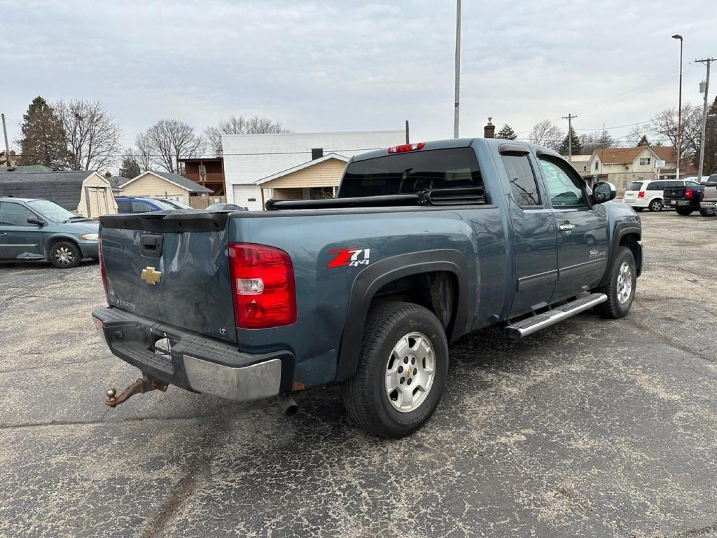 2013 GRAY CHEVROLET SILVERADO 1500 LT (1GCRKSE72DZ) with an 5.3L engine, Automatic transmission, located at 1708 Broadway, Rockford, IL, 61104, (815) 397-5010, 42.252522, -89.069359 - Photo#2