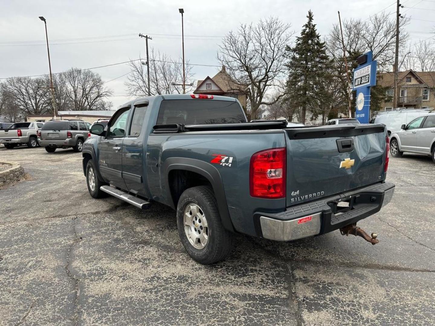 2013 GRAY CHEVROLET SILVERADO 1500 LT (1GCRKSE72DZ) with an 5.3L engine, Automatic transmission, located at 1708 Broadway, Rockford, IL, 61104, (815) 397-5010, 42.252522, -89.069359 - Photo#3