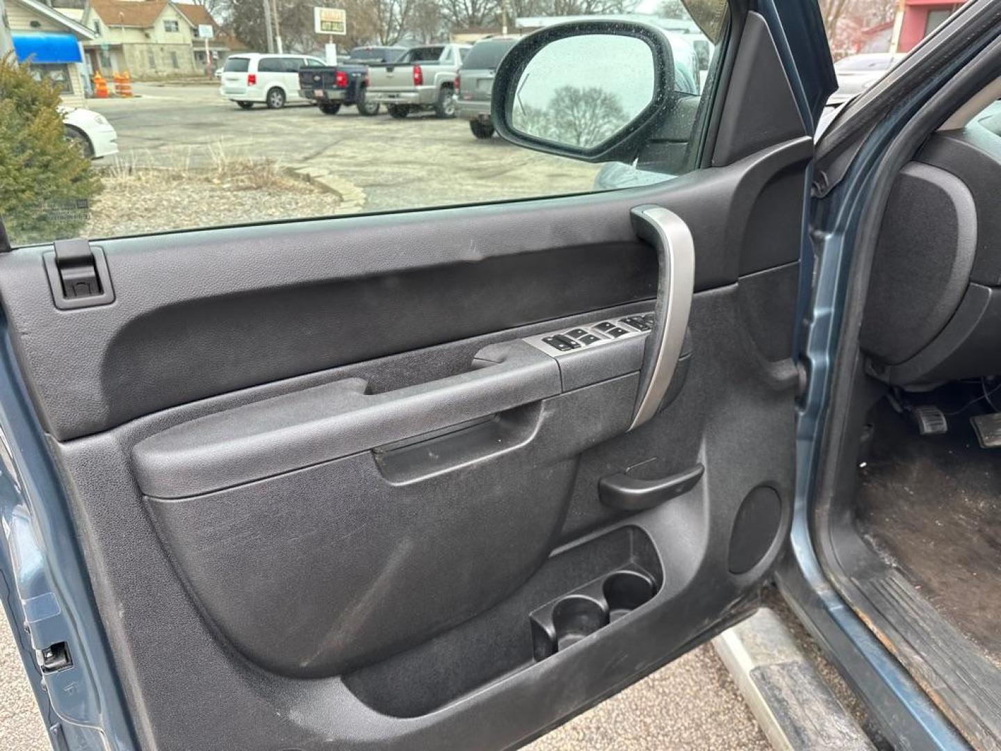 2013 GRAY CHEVROLET SILVERADO 1500 LT (1GCRKSE72DZ) with an 5.3L engine, Automatic transmission, located at 1708 Broadway, Rockford, IL, 61104, (815) 397-5010, 42.252522, -89.069359 - Photo#5