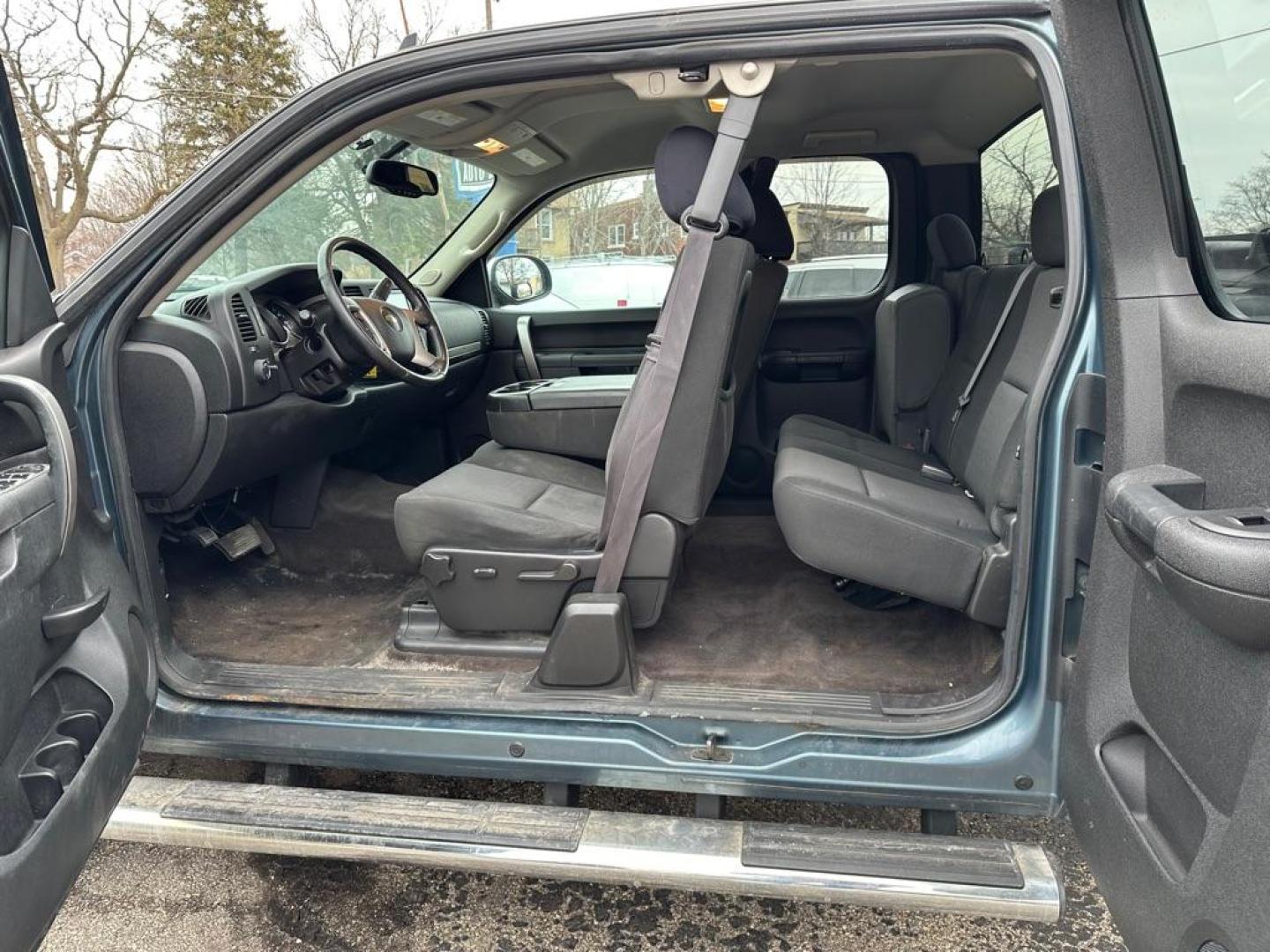 2013 GRAY CHEVROLET SILVERADO 1500 LT (1GCRKSE72DZ) with an 5.3L engine, Automatic transmission, located at 1708 Broadway, Rockford, IL, 61104, (815) 397-5010, 42.252522, -89.069359 - Photo#6