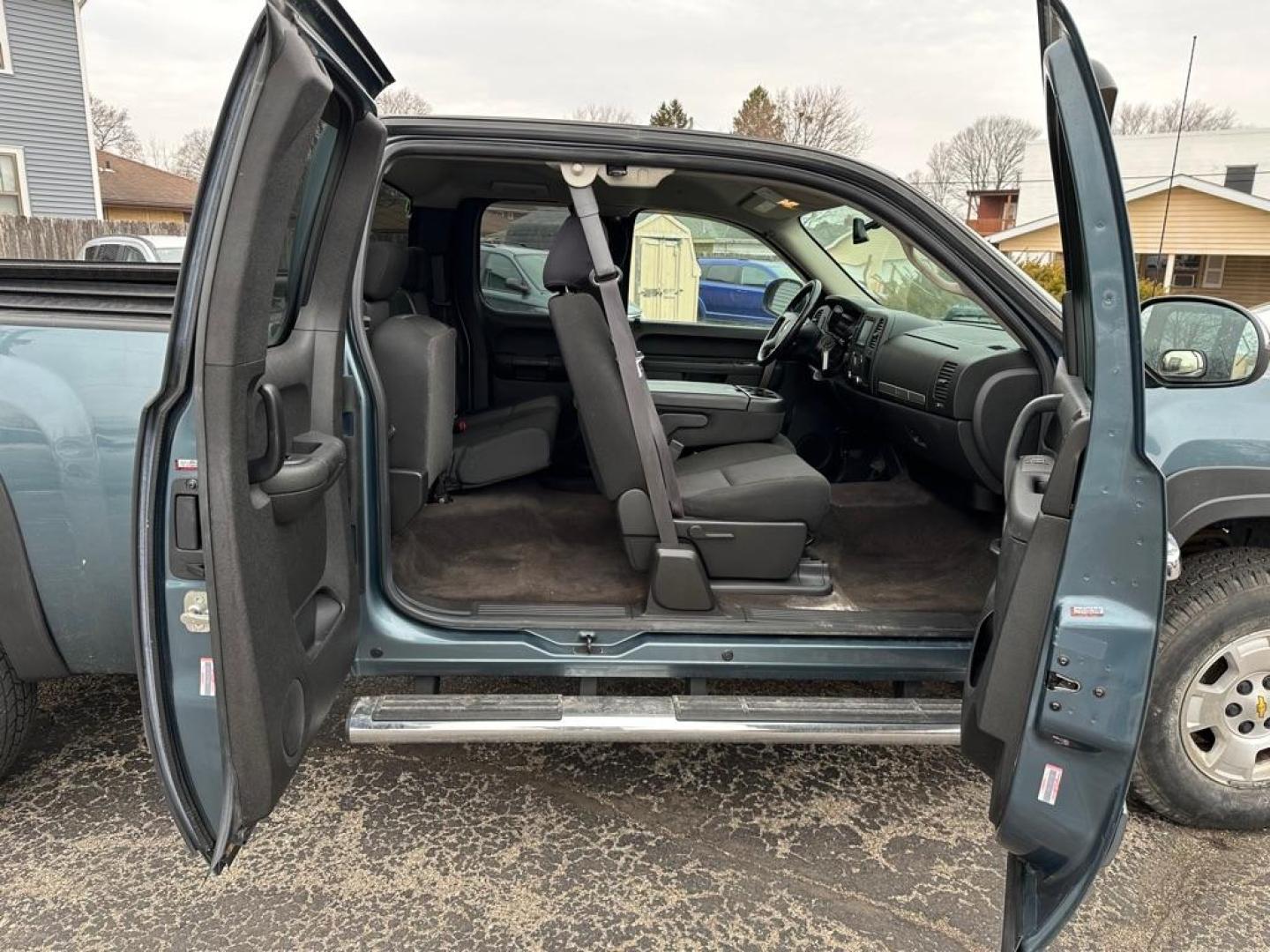 2013 GRAY CHEVROLET SILVERADO 1500 LT (1GCRKSE72DZ) with an 5.3L engine, Automatic transmission, located at 1708 Broadway, Rockford, IL, 61104, (815) 397-5010, 42.252522, -89.069359 - Photo#8