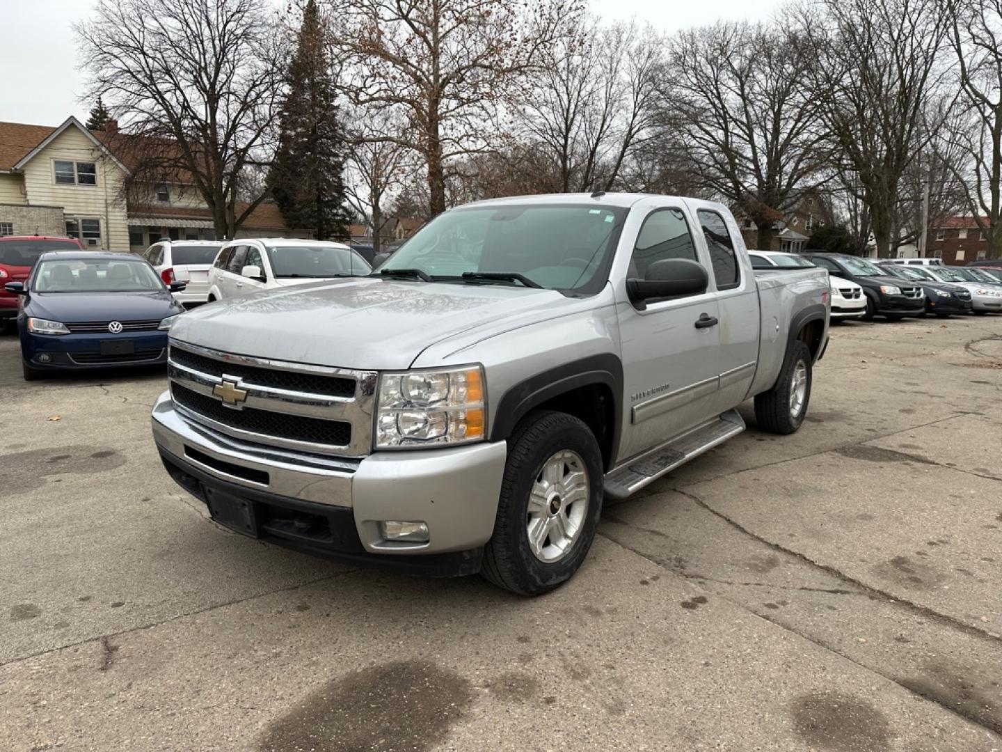 2010 SILVER CHEVROLET SILVERADO 1500 LT (1GCSKSE30AZ) with an 5.3L engine, Automatic transmission, located at 1708 Broadway, Rockford, IL, 61104, (815) 397-5010, 42.252522, -89.069359- Photo#0