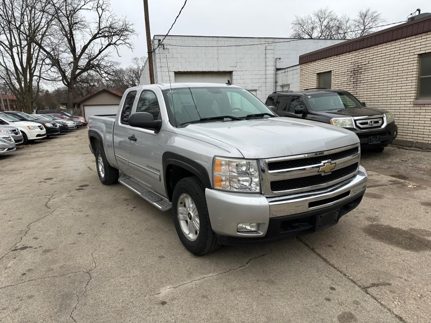 2010 SILVER CHEVROLET SILVERADO 1500 LT (1GCSKSE30AZ) with an 5.3L engine, Automatic transmission, located at 1708 Broadway, Rockford, IL, 61104, (815) 397-5010, 42.252522, -89.069359- Photo#1