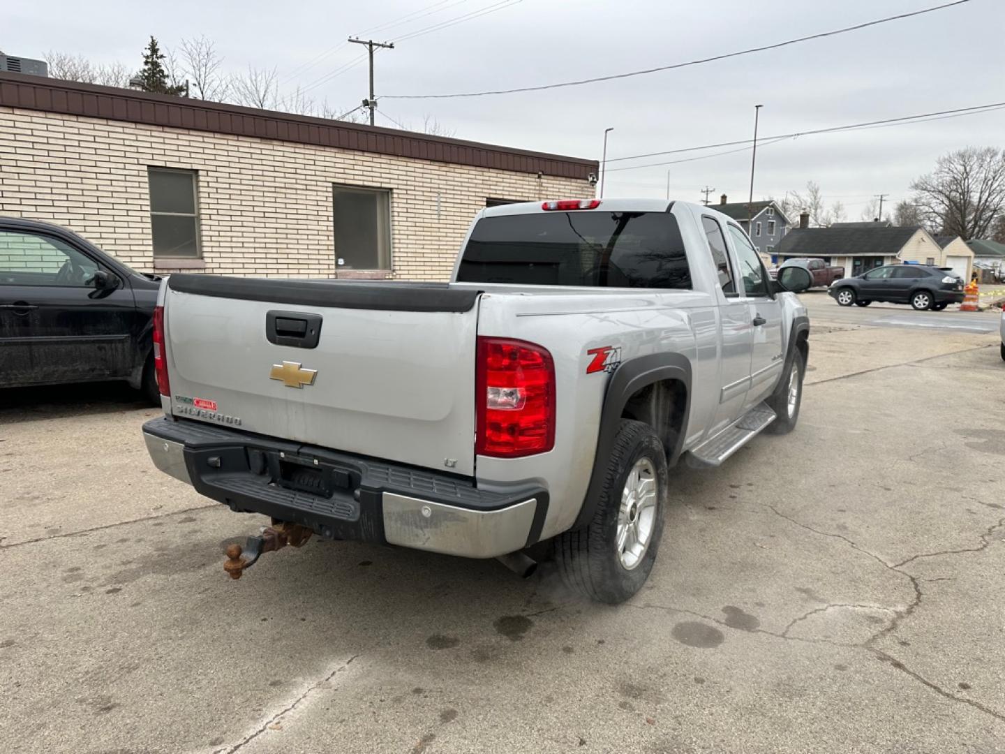 2010 SILVER CHEVROLET SILVERADO 1500 LT (1GCSKSE30AZ) with an 5.3L engine, Automatic transmission, located at 1708 Broadway, Rockford, IL, 61104, (815) 397-5010, 42.252522, -89.069359- Photo#2