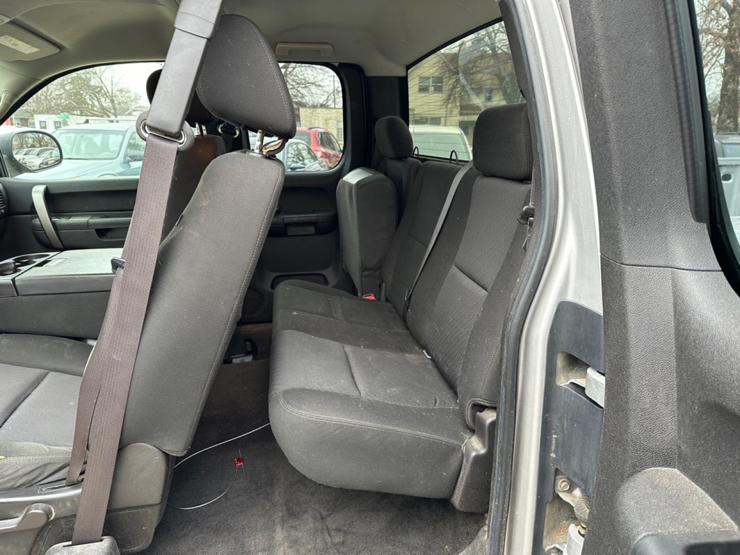 2010 SILVER CHEVROLET SILVERADO 1500 LT (1GCSKSE30AZ) with an 5.3L engine, Automatic transmission, located at 1708 Broadway, Rockford, IL, 61104, (815) 397-5010, 42.252522, -89.069359- Photo#4
