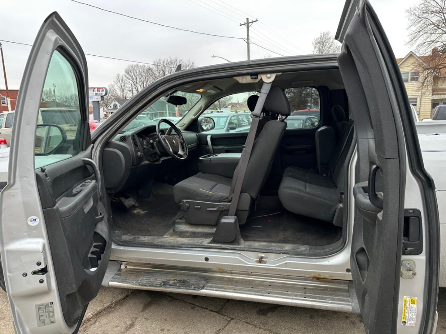 2010 SILVER CHEVROLET SILVERADO 1500 LT (1GCSKSE30AZ) with an 5.3L engine, Automatic transmission, located at 1708 Broadway, Rockford, IL, 61104, (815) 397-5010, 42.252522, -89.069359- Photo#5