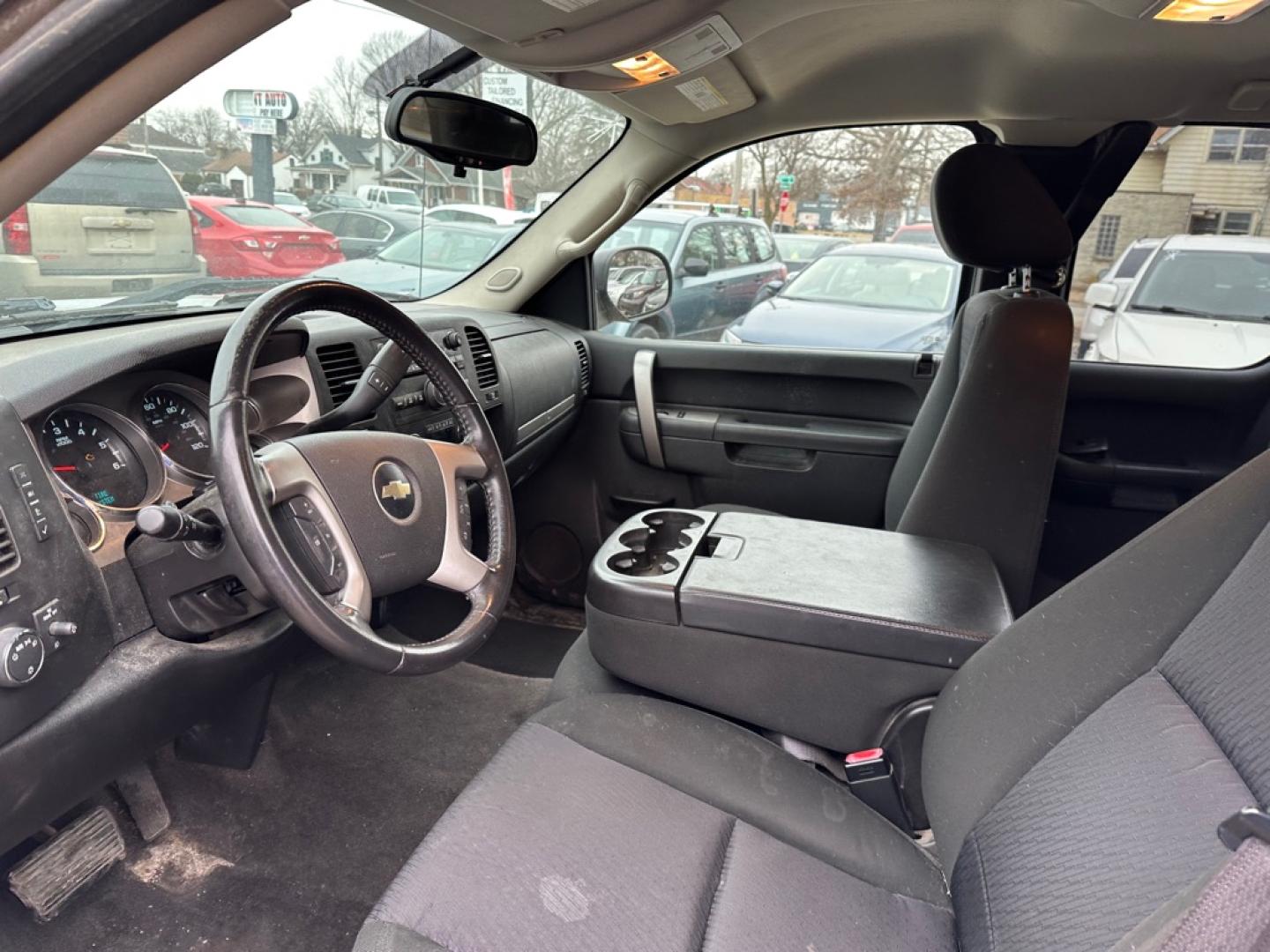 2010 SILVER CHEVROLET SILVERADO 1500 LT (1GCSKSE30AZ) with an 5.3L engine, Automatic transmission, located at 1708 Broadway, Rockford, IL, 61104, (815) 397-5010, 42.252522, -89.069359- Photo#6
