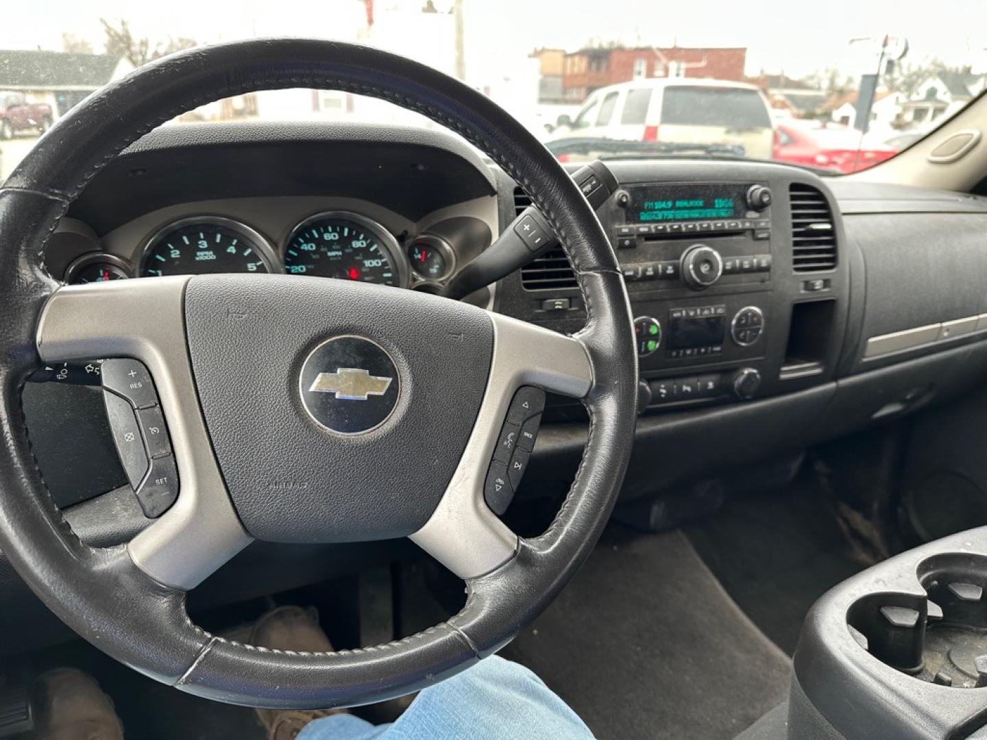 2010 SILVER CHEVROLET SILVERADO 1500 LT (1GCSKSE30AZ) with an 5.3L engine, Automatic transmission, located at 1708 Broadway, Rockford, IL, 61104, (815) 397-5010, 42.252522, -89.069359- Photo#8