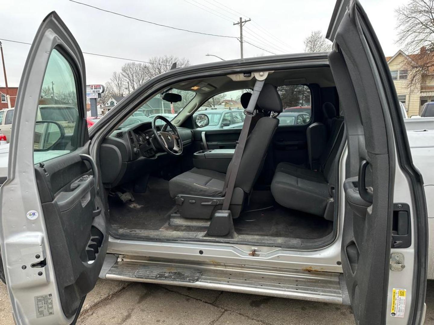 2010 SILVER CHEVROLET SILVERADO 1500 LT (1GCSKSE30AZ) with an 5.3L engine, Automatic transmission, located at 1708 Broadway, Rockford, IL, 61104, (815) 397-5010, 42.252522, -89.069359 - Photo#5
