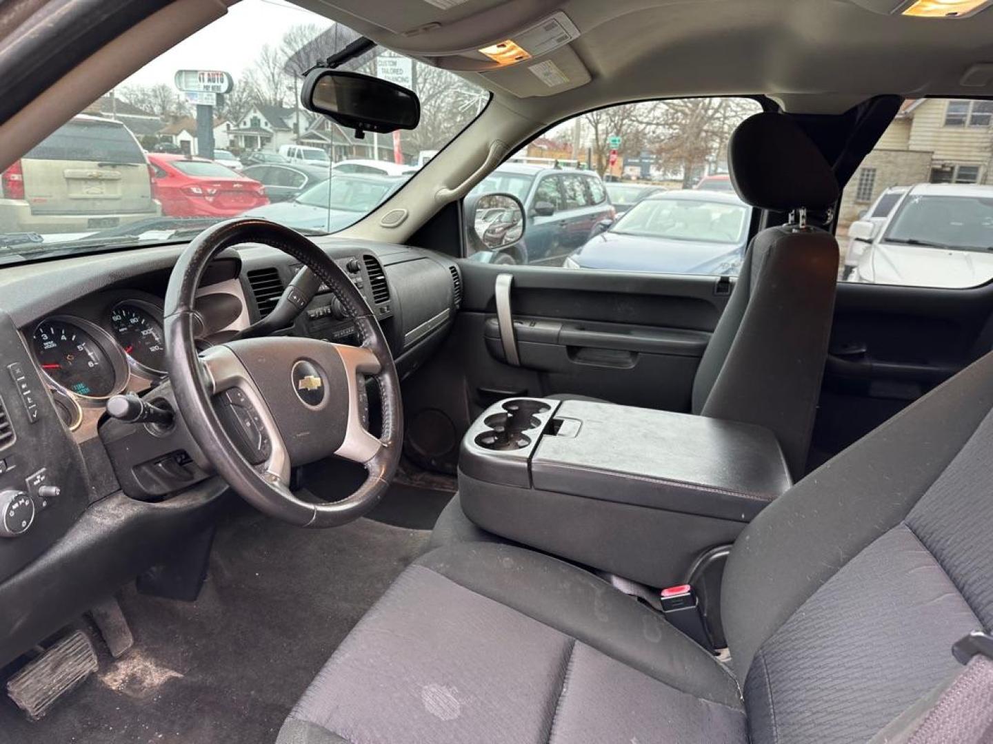 2010 SILVER CHEVROLET SILVERADO 1500 LT (1GCSKSE30AZ) with an 5.3L engine, Automatic transmission, located at 1708 Broadway, Rockford, IL, 61104, (815) 397-5010, 42.252522, -89.069359 - Photo#6