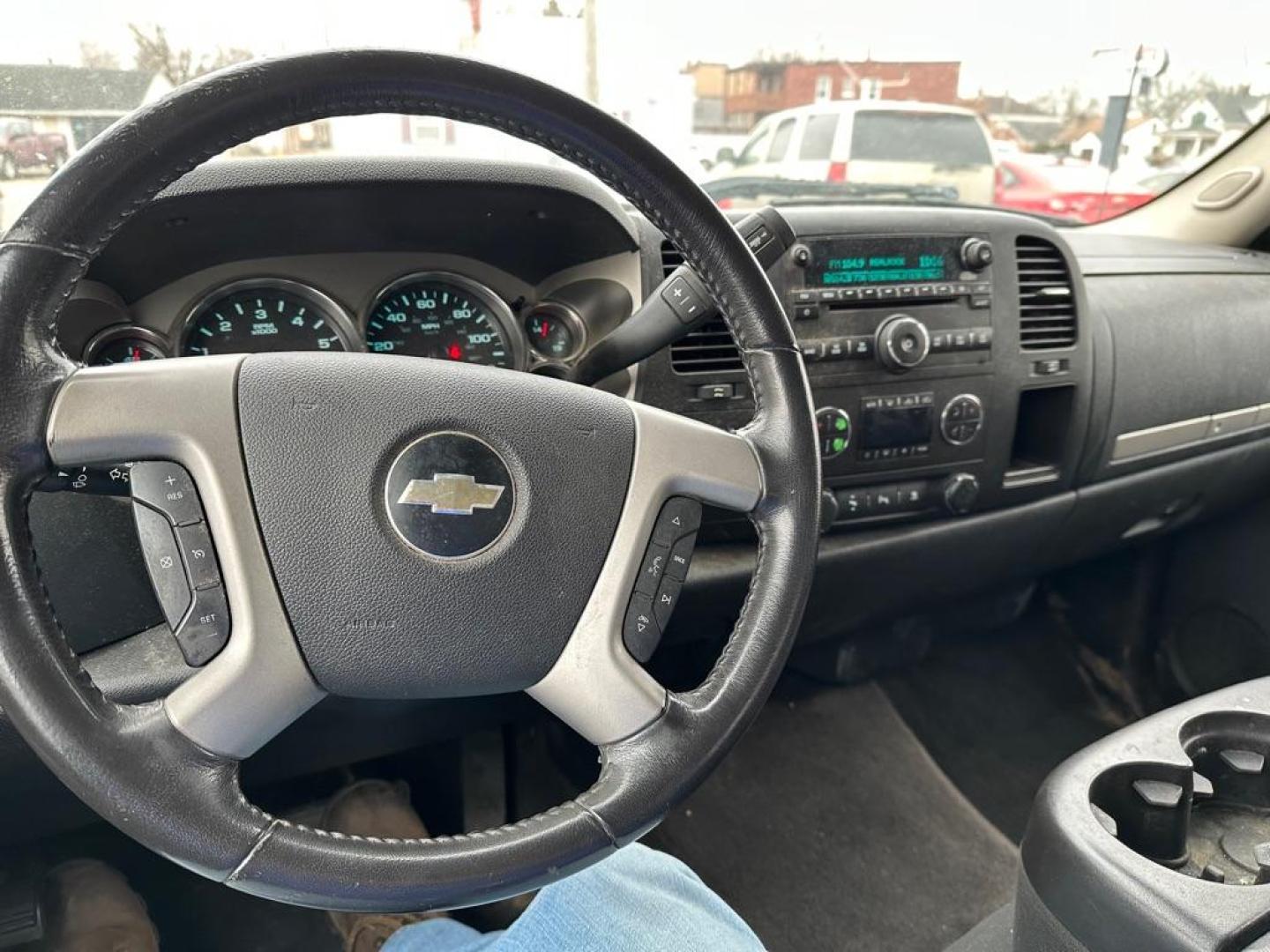 2010 SILVER CHEVROLET SILVERADO 1500 LT (1GCSKSE30AZ) with an 5.3L engine, Automatic transmission, located at 1708 Broadway, Rockford, IL, 61104, (815) 397-5010, 42.252522, -89.069359 - Photo#8