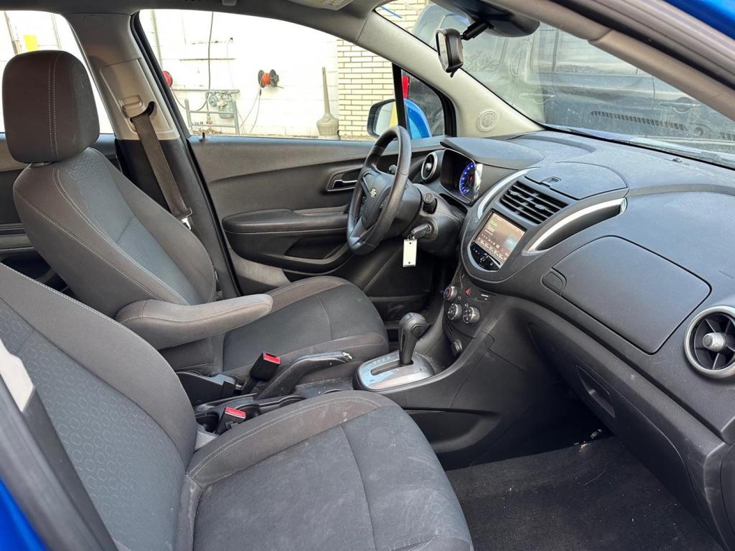 2015 BLUE CHEVROLET TRAX LS (KL7CJKSBXFB) with an 1.4L engine, Automatic transmission, located at 1708 Broadway, Rockford, IL, 61104, (815) 397-5010, 42.252522, -89.069359 - Photo#5