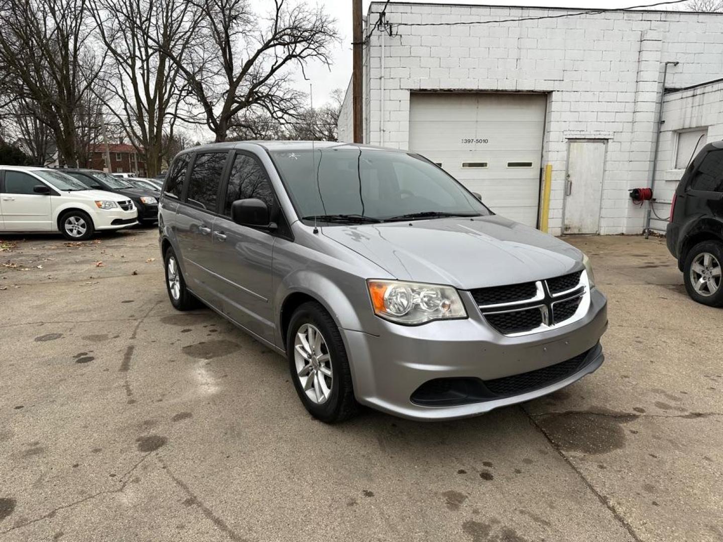 2014 SILVER DODGE GRAND CARAVAN SE (2C4RDGBG3ER) with an 3.6L engine, Automatic transmission, located at 1708 Broadway, Rockford, IL, 61104, (815) 397-5010, 42.252522, -89.069359 - Photo#1