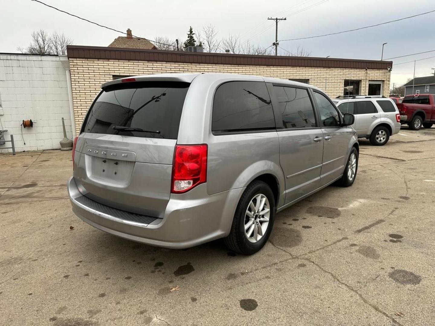 2014 SILVER DODGE GRAND CARAVAN SE (2C4RDGBG3ER) with an 3.6L engine, Automatic transmission, located at 1708 Broadway, Rockford, IL, 61104, (815) 397-5010, 42.252522, -89.069359 - Photo#2