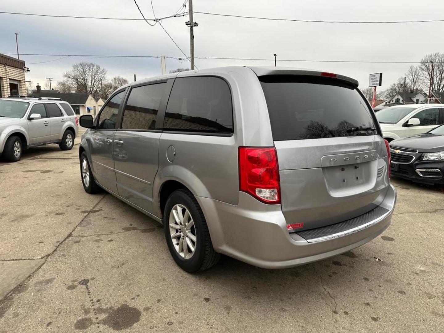 2014 SILVER DODGE GRAND CARAVAN SE (2C4RDGBG3ER) with an 3.6L engine, Automatic transmission, located at 1708 Broadway, Rockford, IL, 61104, (815) 397-5010, 42.252522, -89.069359 - Photo#3