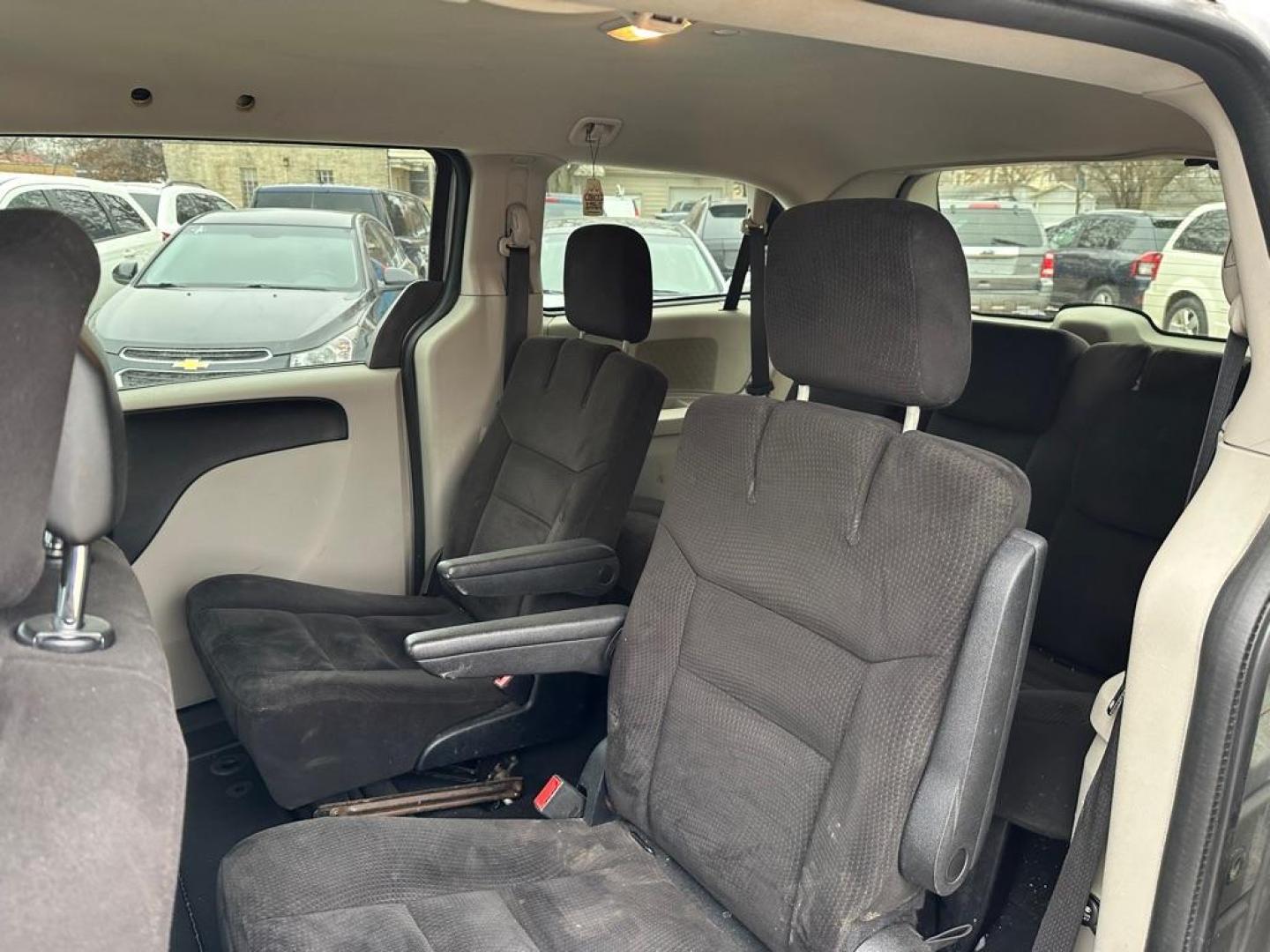 2014 SILVER DODGE GRAND CARAVAN SE (2C4RDGBG3ER) with an 3.6L engine, Automatic transmission, located at 1708 Broadway, Rockford, IL, 61104, (815) 397-5010, 42.252522, -89.069359 - Photo#4