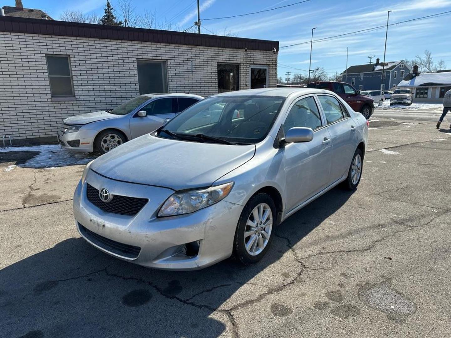 2009 SILVER TOYOTA COROLLA BASE (JTDBL40E799) with an 1.8L engine, Automatic transmission, located at 1708 Broadway, Rockford, IL, 61104, (815) 397-5010, 42.252522, -89.069359 - Photo#0
