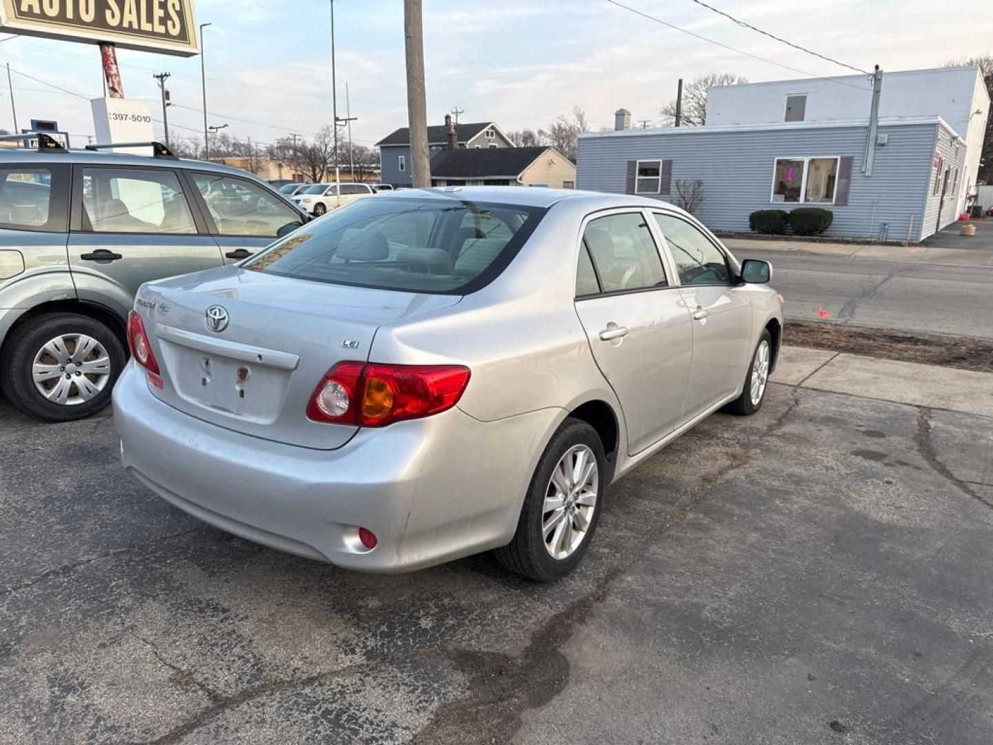 2009 SILVER TOYOTA COROLLA BASE (JTDBL40E799) with an 1.8L engine, Automatic transmission, located at 1708 Broadway, Rockford, IL, 61104, (815) 397-5010, 42.252522, -89.069359 - Photo#14