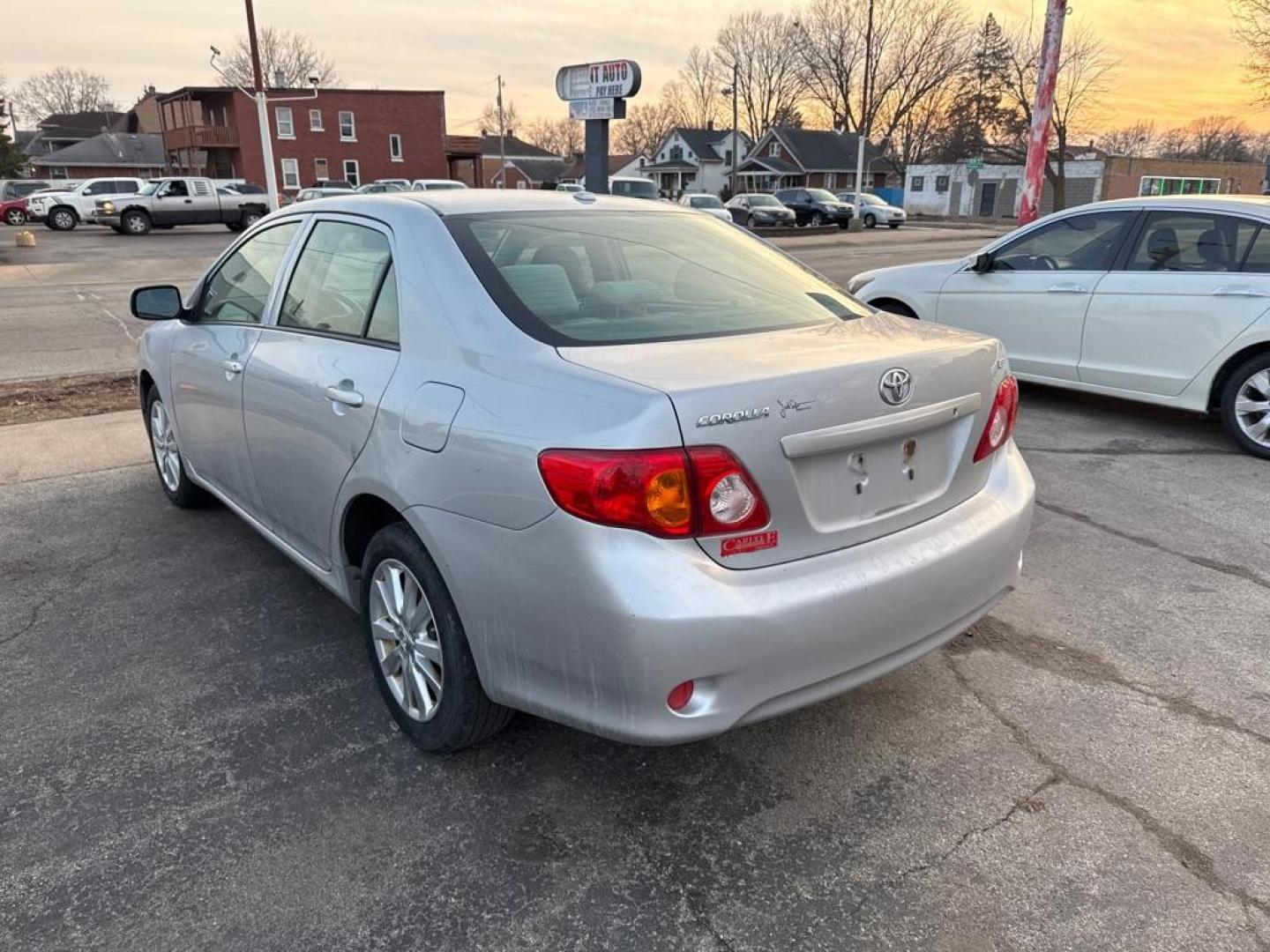 2009 SILVER TOYOTA COROLLA BASE (JTDBL40E799) with an 1.8L engine, Automatic transmission, located at 1708 Broadway, Rockford, IL, 61104, (815) 397-5010, 42.252522, -89.069359 - Photo#15