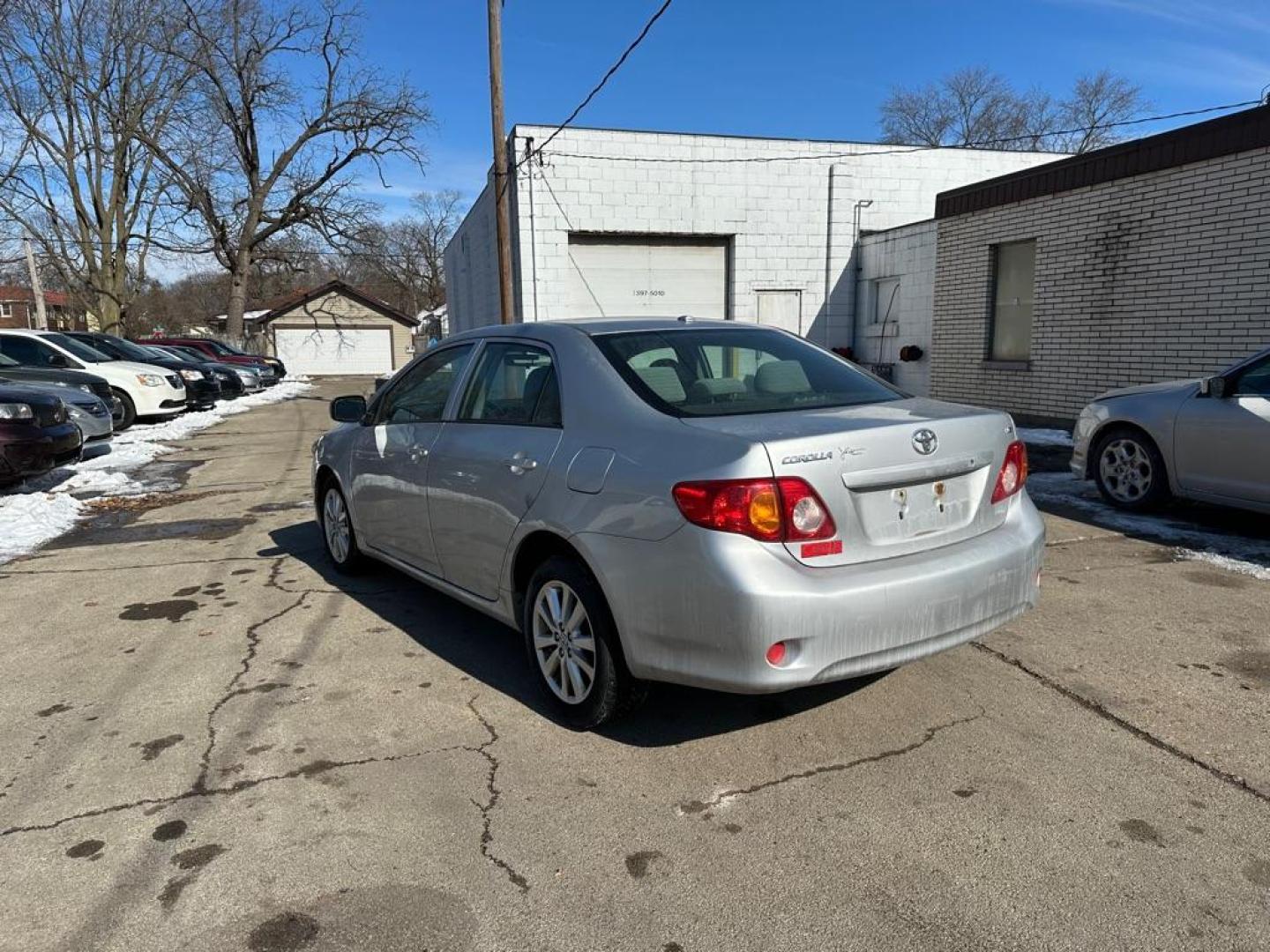 2009 SILVER TOYOTA COROLLA BASE (JTDBL40E799) with an 1.8L engine, Automatic transmission, located at 1708 Broadway, Rockford, IL, 61104, (815) 397-5010, 42.252522, -89.069359 - Photo#3
