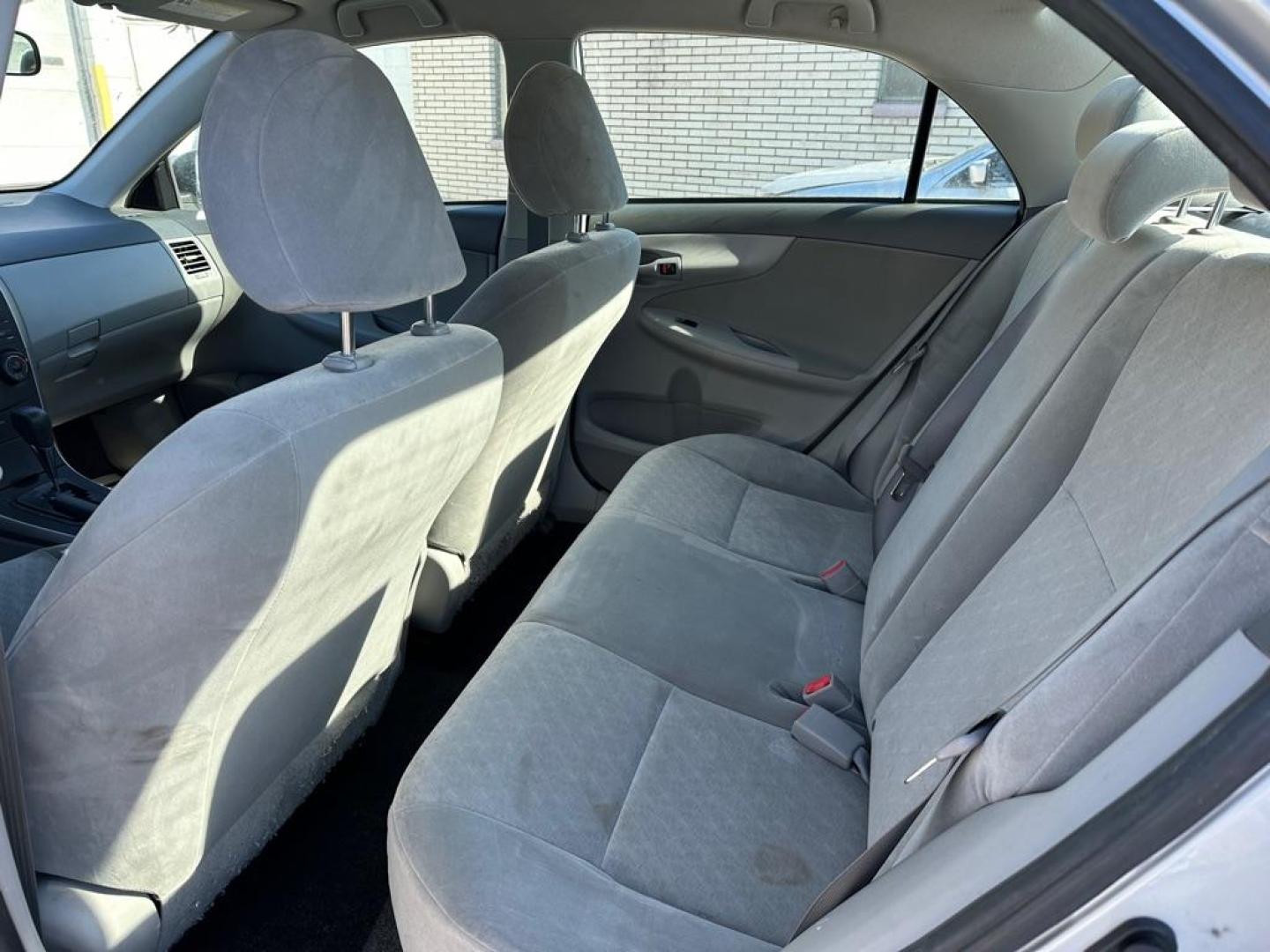 2009 SILVER TOYOTA COROLLA BASE (JTDBL40E799) with an 1.8L engine, Automatic transmission, located at 1708 Broadway, Rockford, IL, 61104, (815) 397-5010, 42.252522, -89.069359 - Photo#4