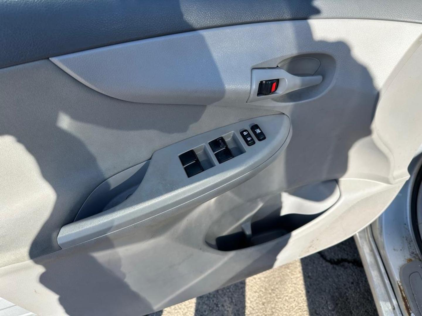 2009 SILVER TOYOTA COROLLA BASE (JTDBL40E799) with an 1.8L engine, Automatic transmission, located at 1708 Broadway, Rockford, IL, 61104, (815) 397-5010, 42.252522, -89.069359 - Photo#7