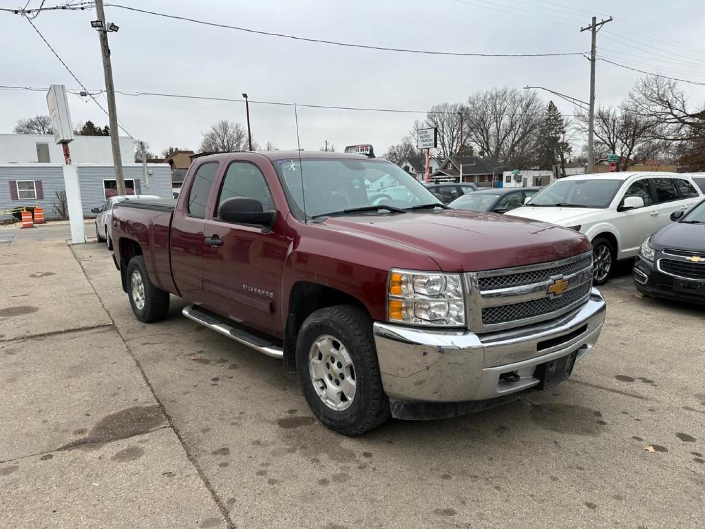 2013 RED CHEVROLET SILVERADO 1500 LT (1GCRKSE76DZ) with an 5.3L engine, Automatic transmission, located at 1708 Broadway, Rockford, IL, 61104, (815) 397-5010, 42.252522, -89.069359- Photo#0