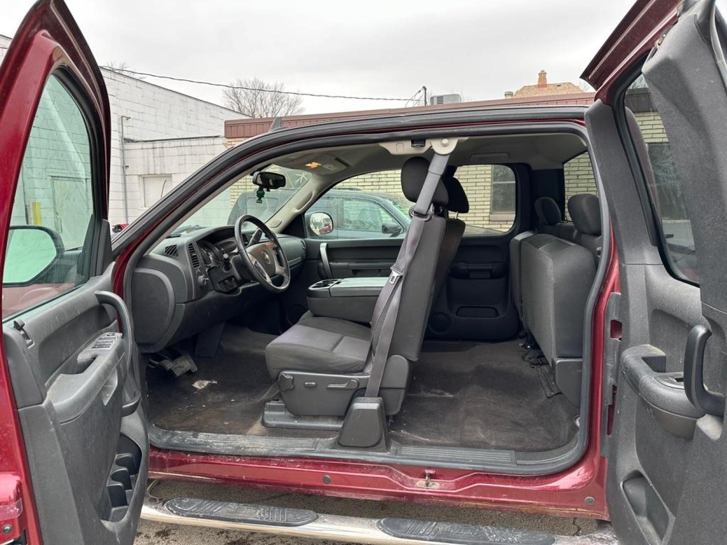 2013 RED CHEVROLET SILVERADO 1500 LT (1GCRKSE76DZ) with an 5.3L engine, Automatic transmission, located at 1708 Broadway, Rockford, IL, 61104, (815) 397-5010, 42.252522, -89.069359- Photo#3