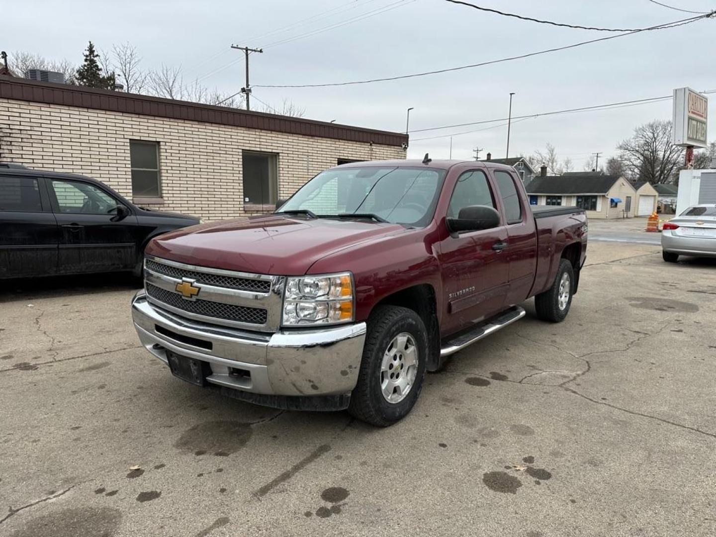 2013 RED CHEVROLET SILVERADO 1500 LT (1GCRKSE76DZ) with an 5.3L engine, Automatic transmission, located at 1708 Broadway, Rockford, IL, 61104, (815) 397-5010, 42.252522, -89.069359- Photo#4