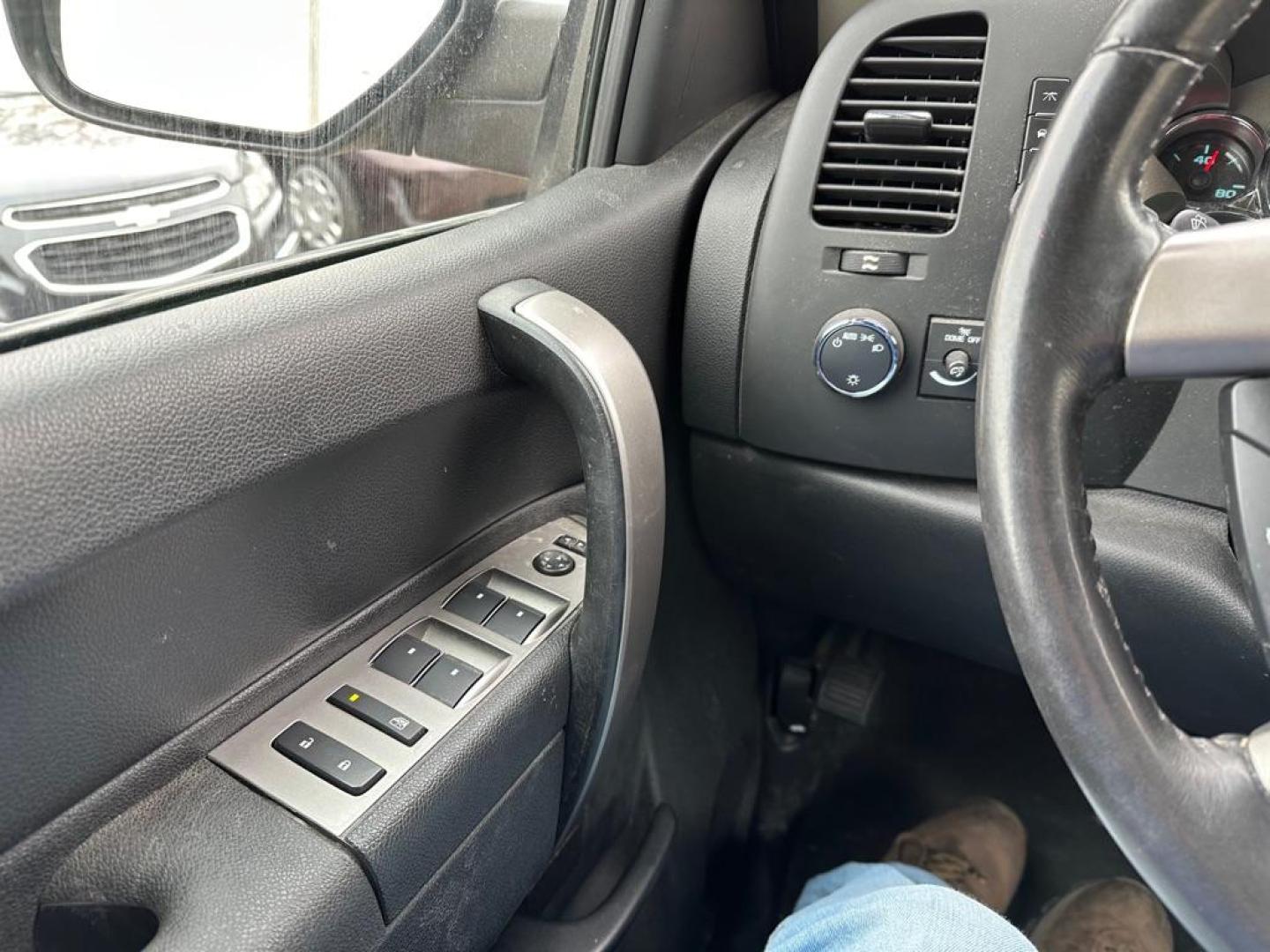 2013 RED CHEVROLET SILVERADO 1500 LT (1GCRKSE76DZ) with an 5.3L engine, Automatic transmission, located at 1708 Broadway, Rockford, IL, 61104, (815) 397-5010, 42.252522, -89.069359- Photo#9