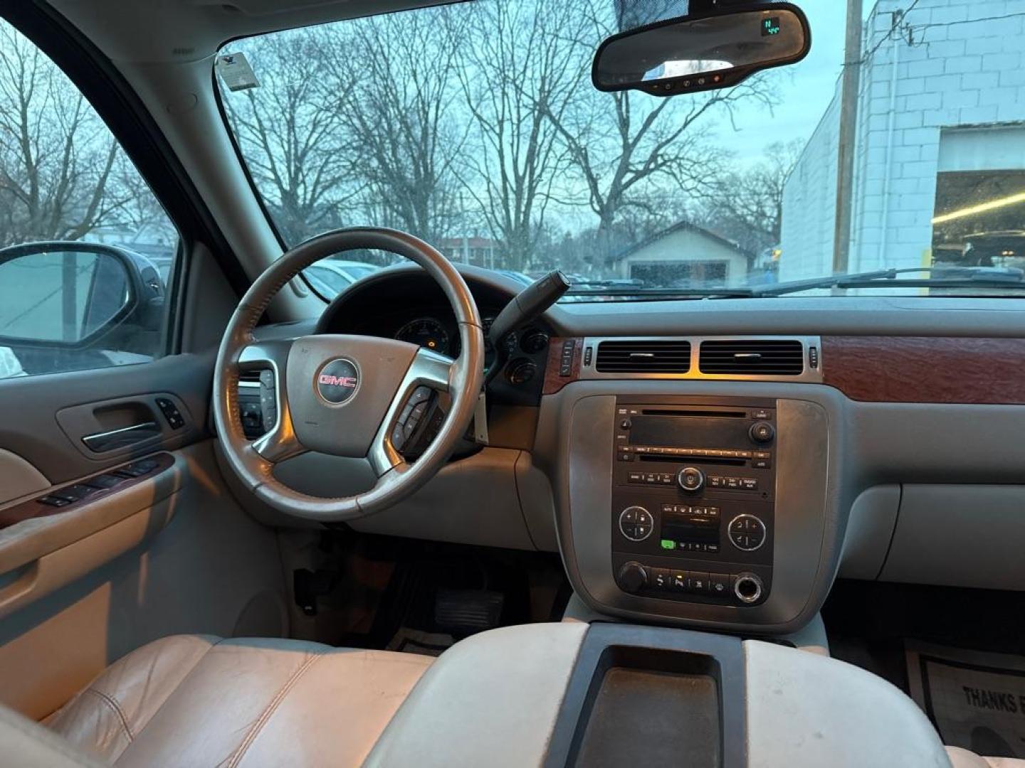 2007 BLUE GMC YUKON SLT (1GKFK13047J) with an 5.3L engine, Automatic transmission, located at 1708 Broadway, Rockford, IL, 61104, (815) 397-5010, 42.252522, -89.069359 - Photo#5