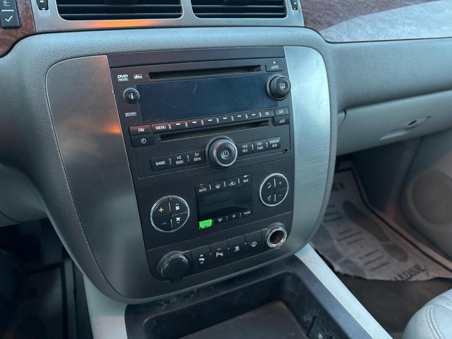 2007 BLUE GMC YUKON SLT (1GKFK13047J) with an 5.3L engine, Automatic transmission, located at 1708 Broadway, Rockford, IL, 61104, (815) 397-5010, 42.252522, -89.069359 - Photo#6