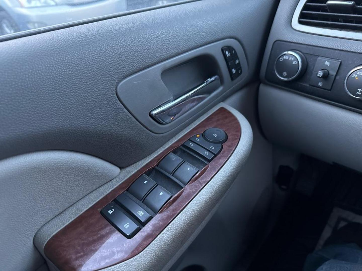 2007 BLUE GMC YUKON SLT (1GKFK13047J) with an 5.3L engine, Automatic transmission, located at 1708 Broadway, Rockford, IL, 61104, (815) 397-5010, 42.252522, -89.069359 - Photo#8