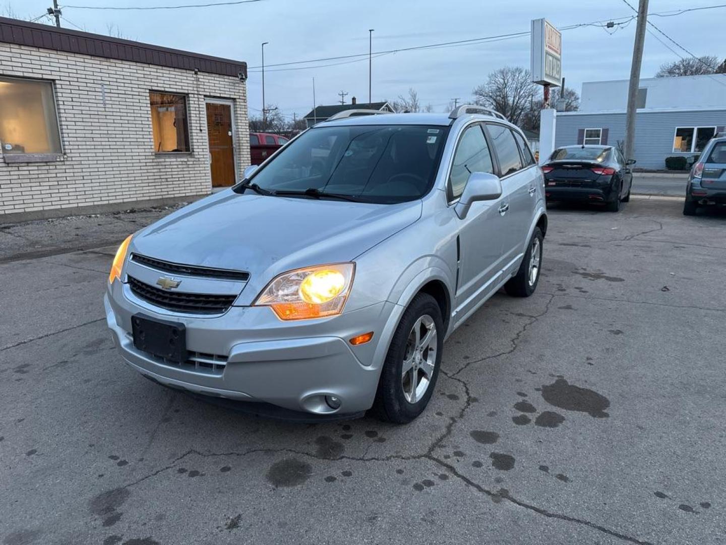2013 SILVER CHEVROLET CAPTIVA LT (3GNAL3EK6DS) with an 2.4L engine, Automatic transmission, located at 1708 Broadway, Rockford, IL, 61104, (815) 397-5010, 42.252522, -89.069359 - Photo#0